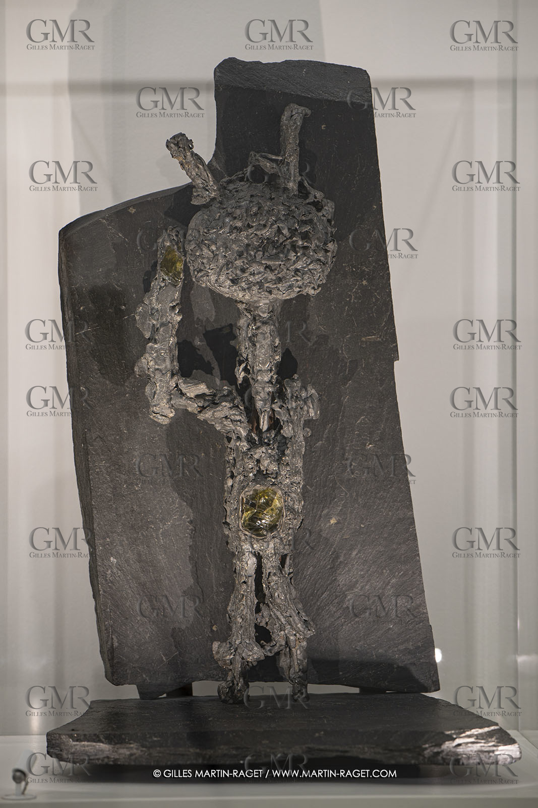 30 10 2023, Montpellier (FRA), oeuvre de Germaine Richier, Exposition Centre Pompidou - Musée Fabre 2023, Plomb avec verre de couleur fixé sur équerre ardoise n° 64 1959, Plomb et verre coloré monté sur ardoise, Pièce unique, 66,9 x 43,4 x 40,4 cm, Galerie de la Béraudière, Bruxelles