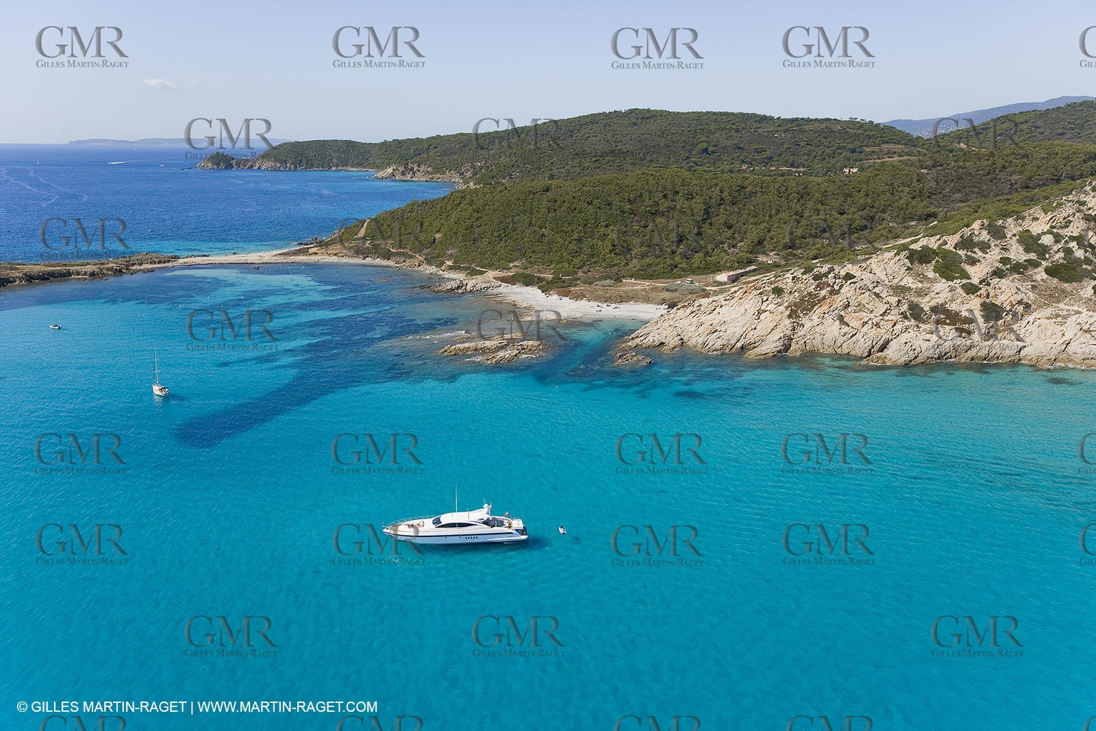 06 09 2007 - Saint Tropez (FRA, 83) - Superyachts - Motoryachts - Mangusta 92 Triple Fun à Saint Tropez - Au mouillage devant le Club 55 à la plage de Pampelonne