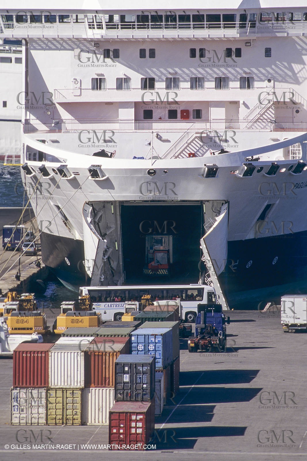 Monde maritime, opérations porturaires, ports, manoeuvres, marine world, harbour operations, maritime shipping,