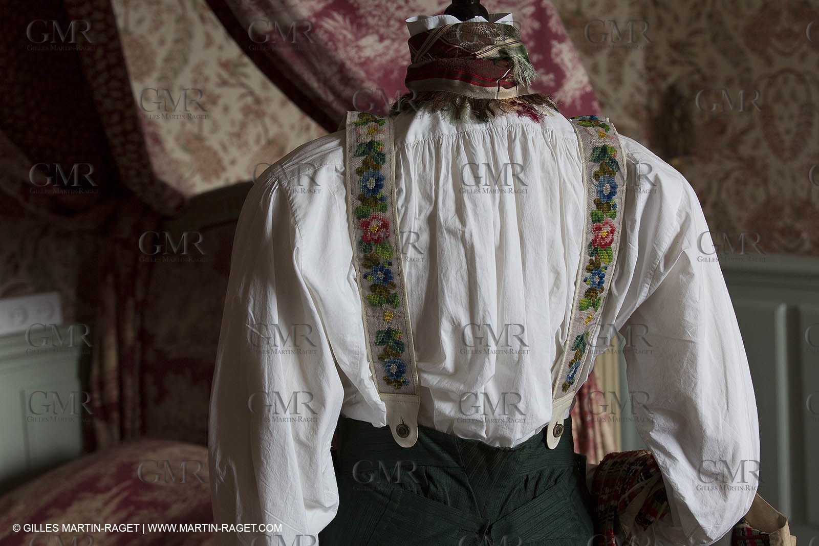 31 10 2013 - Ansouis (FRA,84) - Ansouis castle - Costumes of the exhibit Men costumes