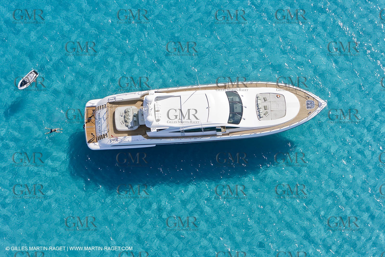 06 09 2007 - Saint Tropez (FRA, 83) - Superyachts - Motoryachts - Mangusta 92 Triple Fun à Saint Tropez - Au mouillage devant le Club 55 à la plage de Pampelonne