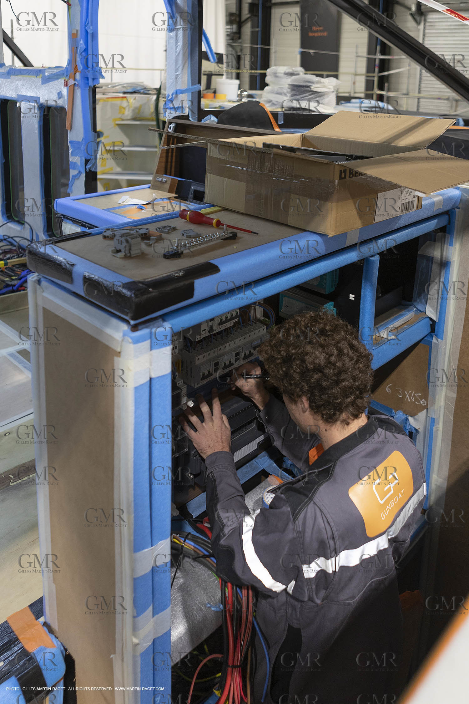 29 10 2018, La Grande Motte (FRA,30), Chantier Gunboat, construction du Gunboat 68, montage panneaux électriques