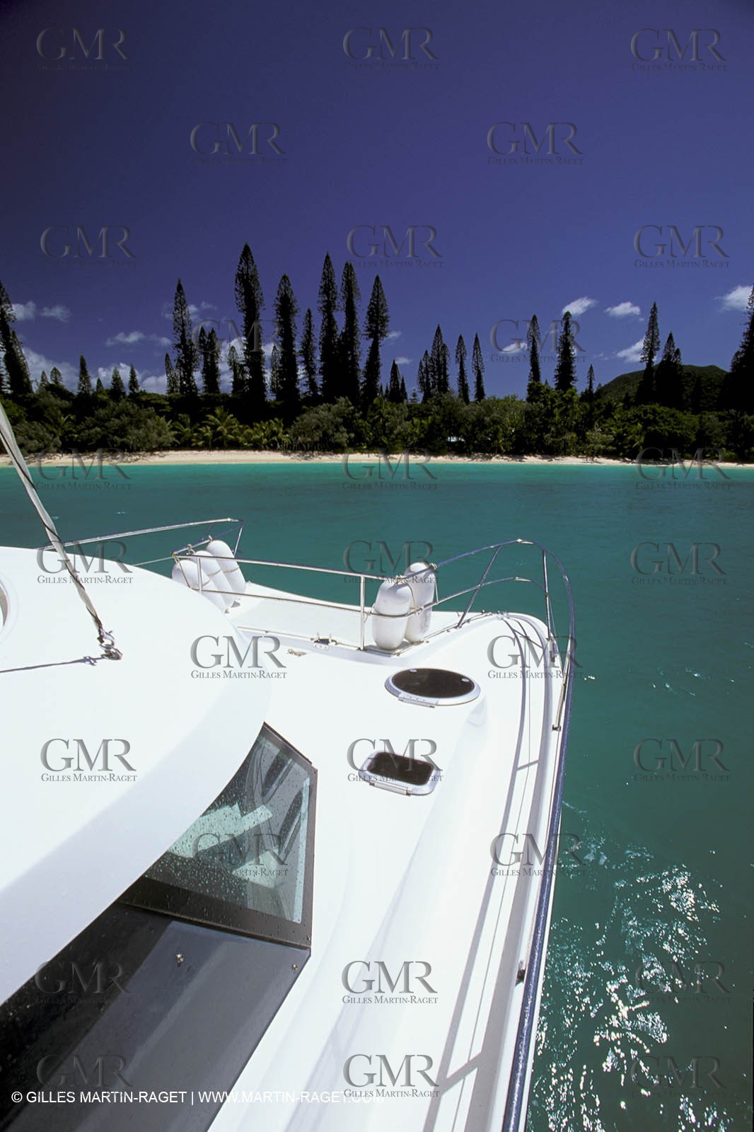 Bateau à Moteur au mouillage