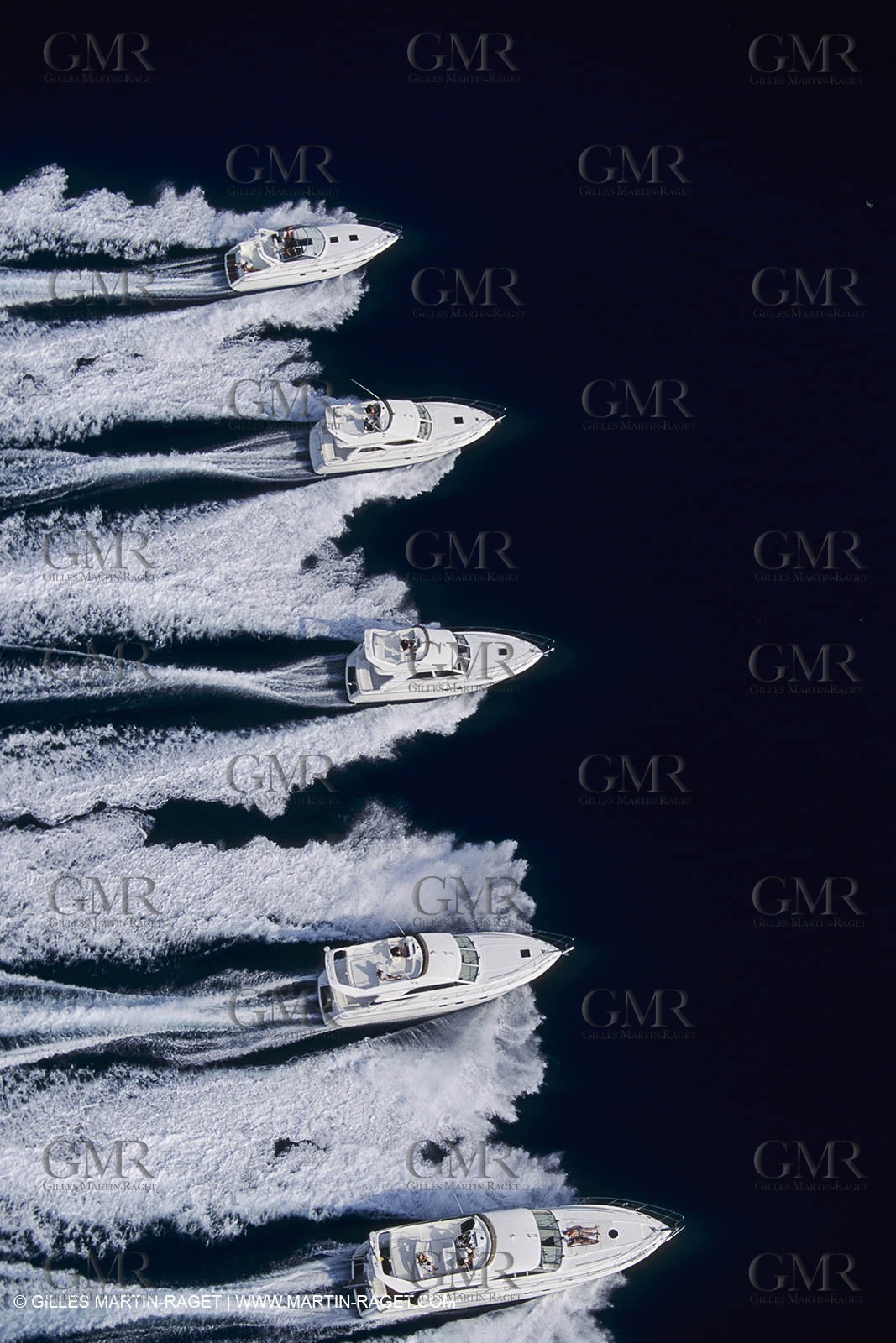 Powerboating, cruising