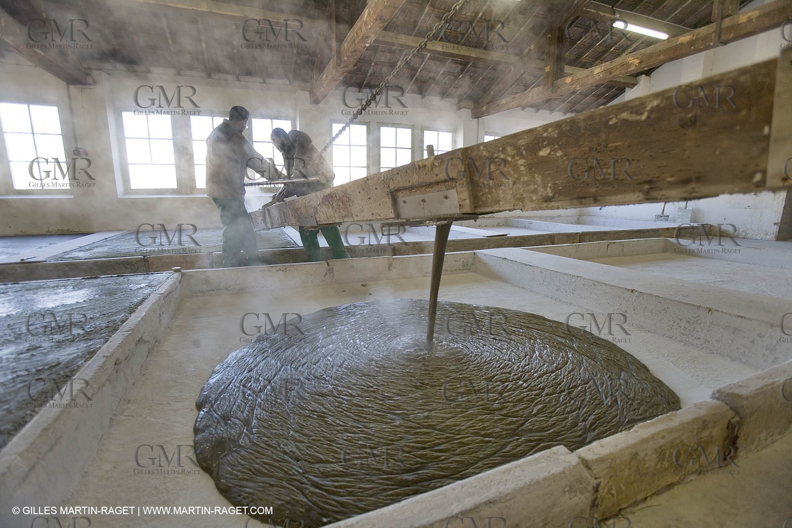 01 02 2007 - Salon de Provence - Fabrication traditionelle du savon de Marseille aux savonneries Marius Fabre - Coulée dans les bacs**01 02 2007 - Salon de Provence - Traditional soap of Marseille making at Marius Fabre soap maker - soap sent in open tanks