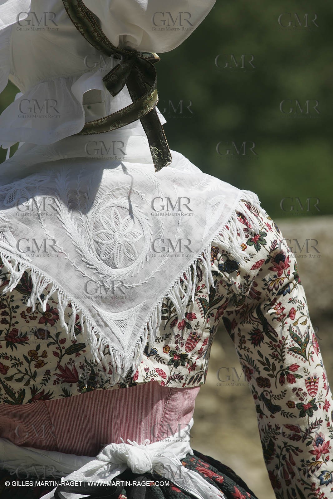 Mai 2004 - La Tour d'Aigues (FRA, 84) Costumes anciens pour l'exposition Femmes du Midi