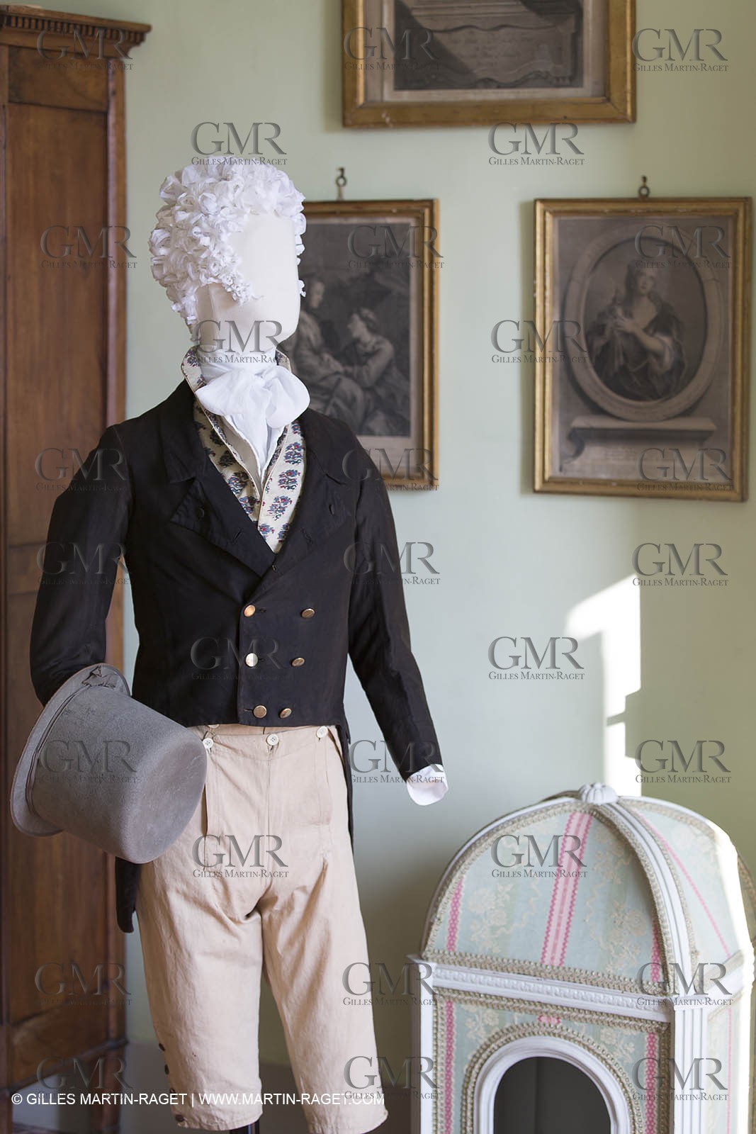 31 10 2013 - Ansouis (FRA,84) - Ansouis castle - Costumes of the exhibit Men costumes