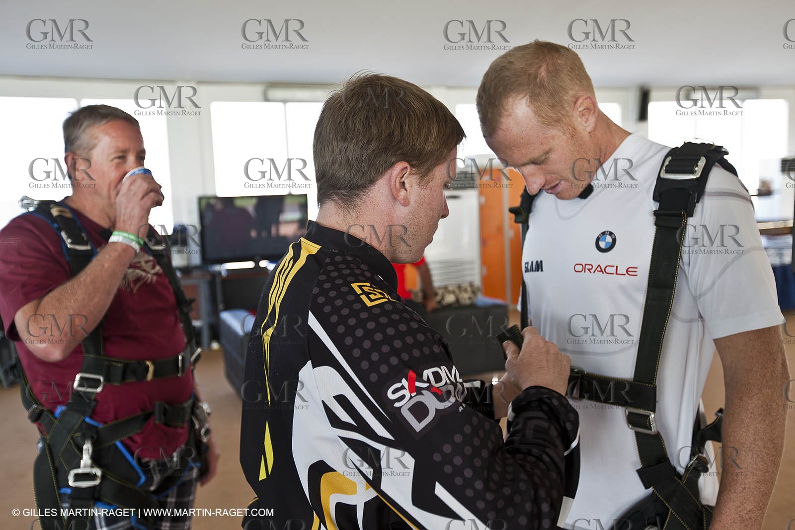 21 11 2010 - Dubai (UAE) - Dubai Louis Vuitton Trophy -  - Day off - James Spithill and Peter Lester go paragliding