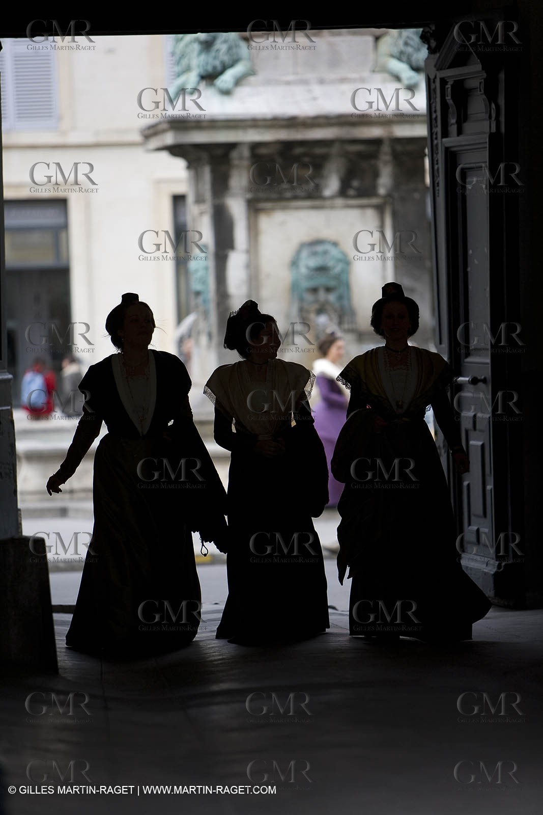 04 03 2007 - Arles (13, FRA) - Reine d'Arles et ses demoiselles d'honneur dans la cour de l'Archevêché