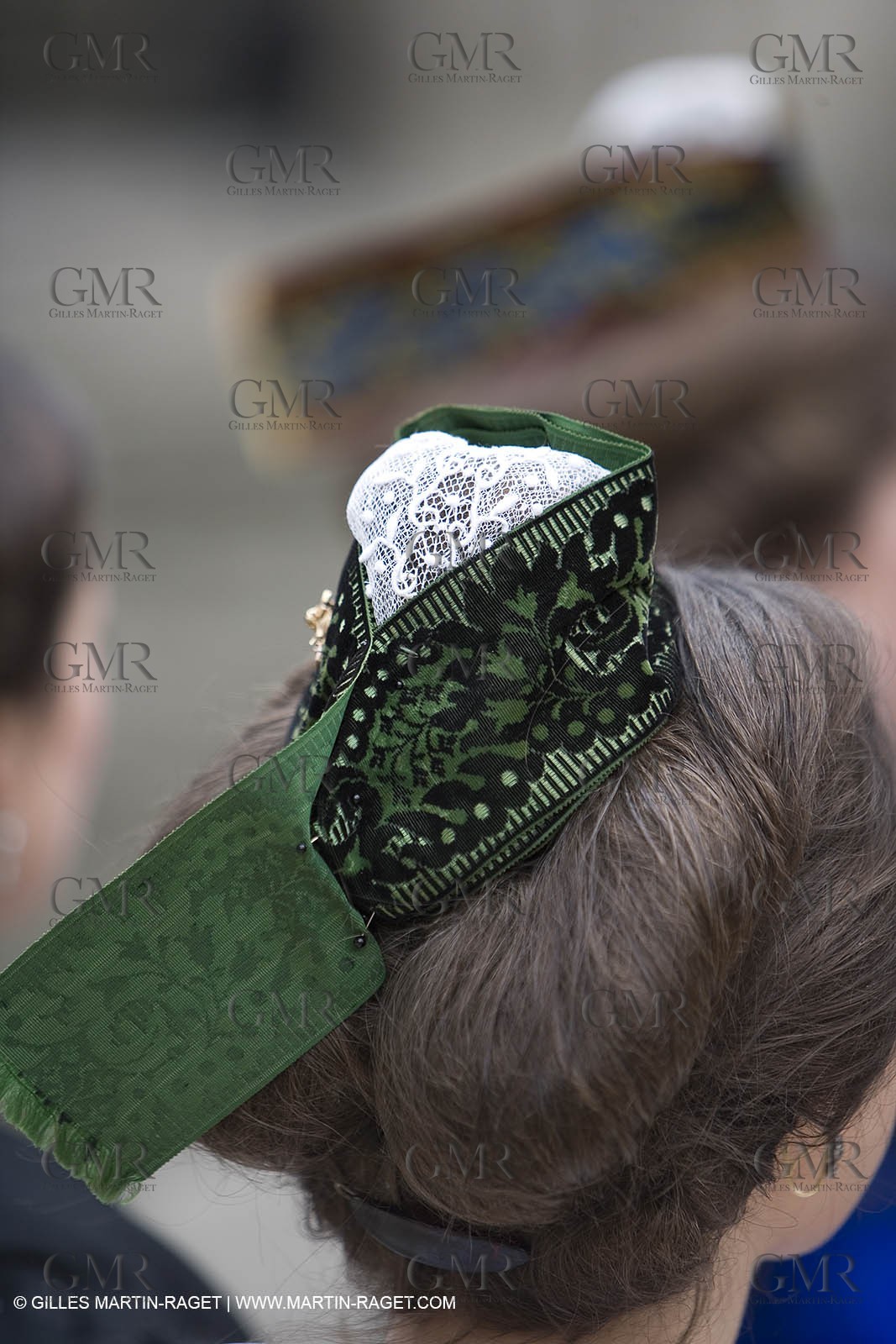 04 03 2007 - Arles - Queen of Arles and her assistants at Les Alyscamps monument