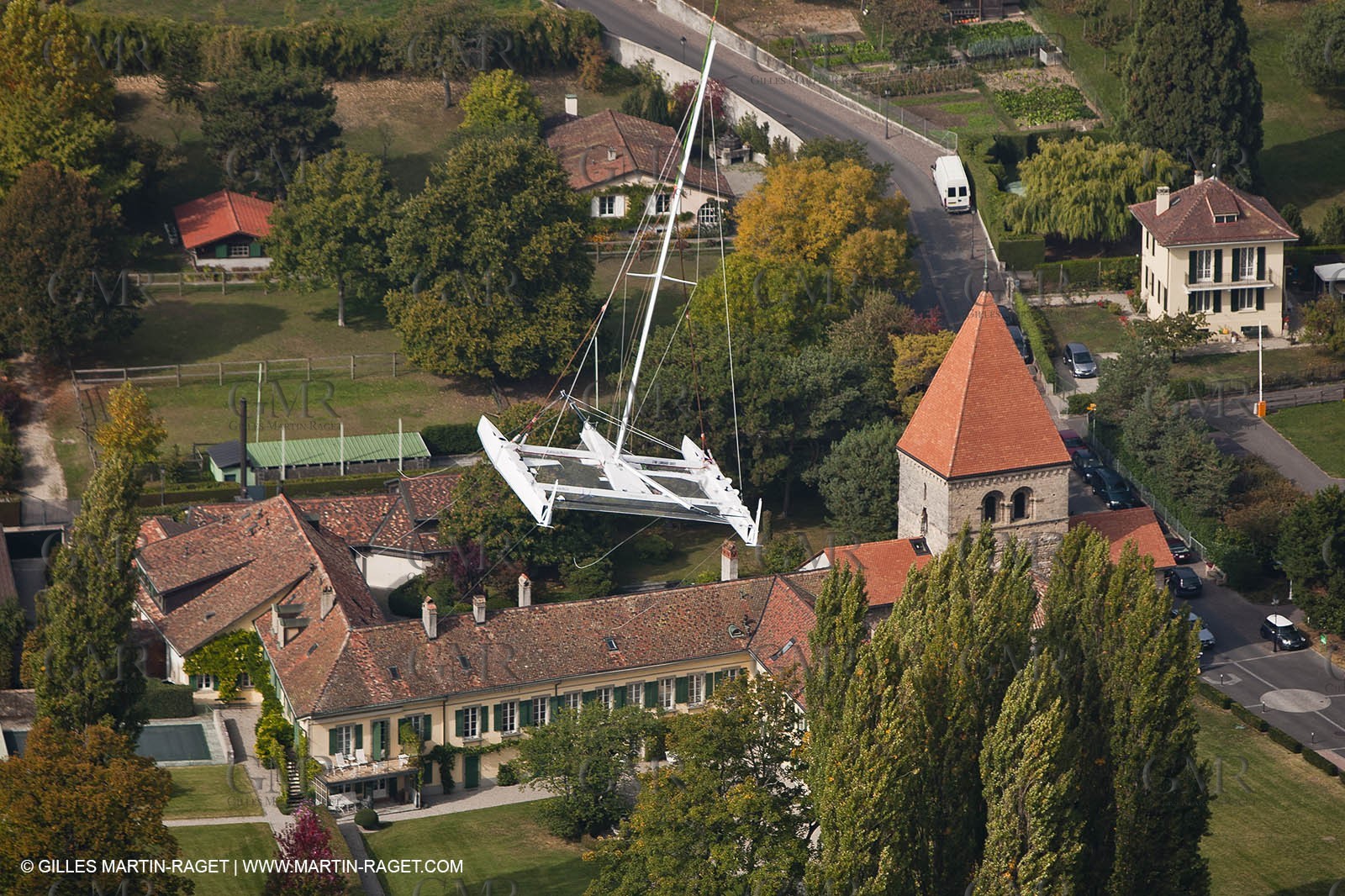 08 10 10 - St Sulpice (SUI) - Hydroptere.ch touches water