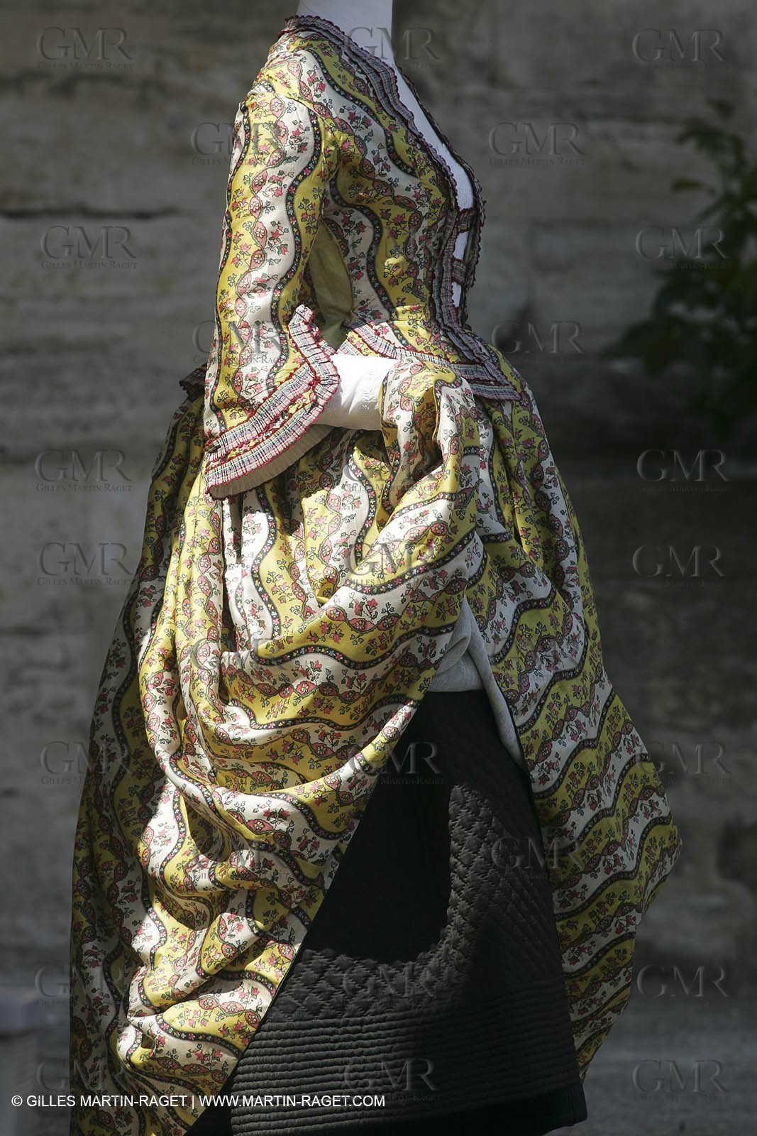 May 2004 - La Tour d'Aigues (FRA, 84) - Old costumes for women of the South exhibition