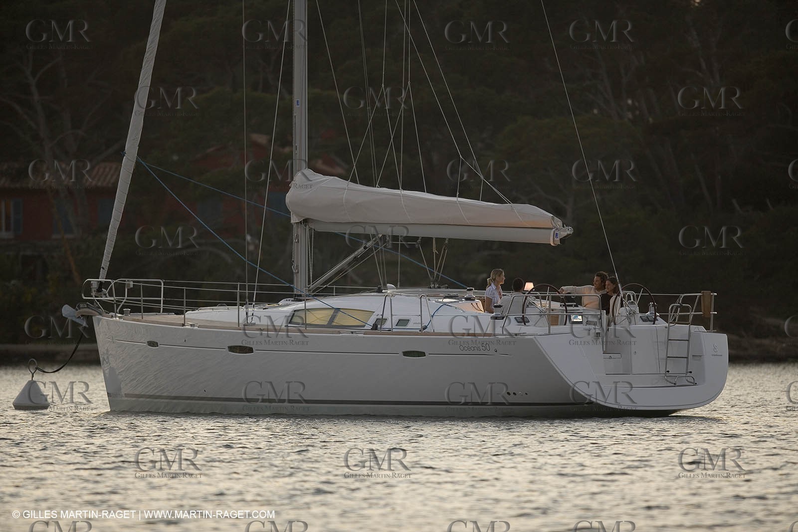 Monocoque de croisiere au mouillage