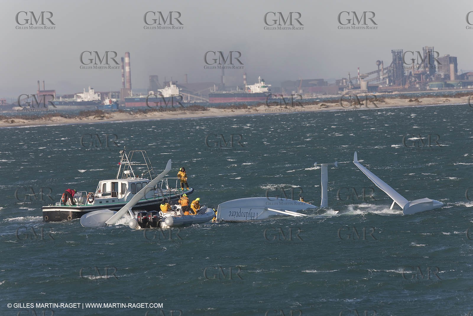 21 12 2008 - Port Saint Louis du Rhône (FRA, 13) - L'Hydroptère peu après son chavirage survenu lors d'une tentative contre le record de vitesse absolu à la voile