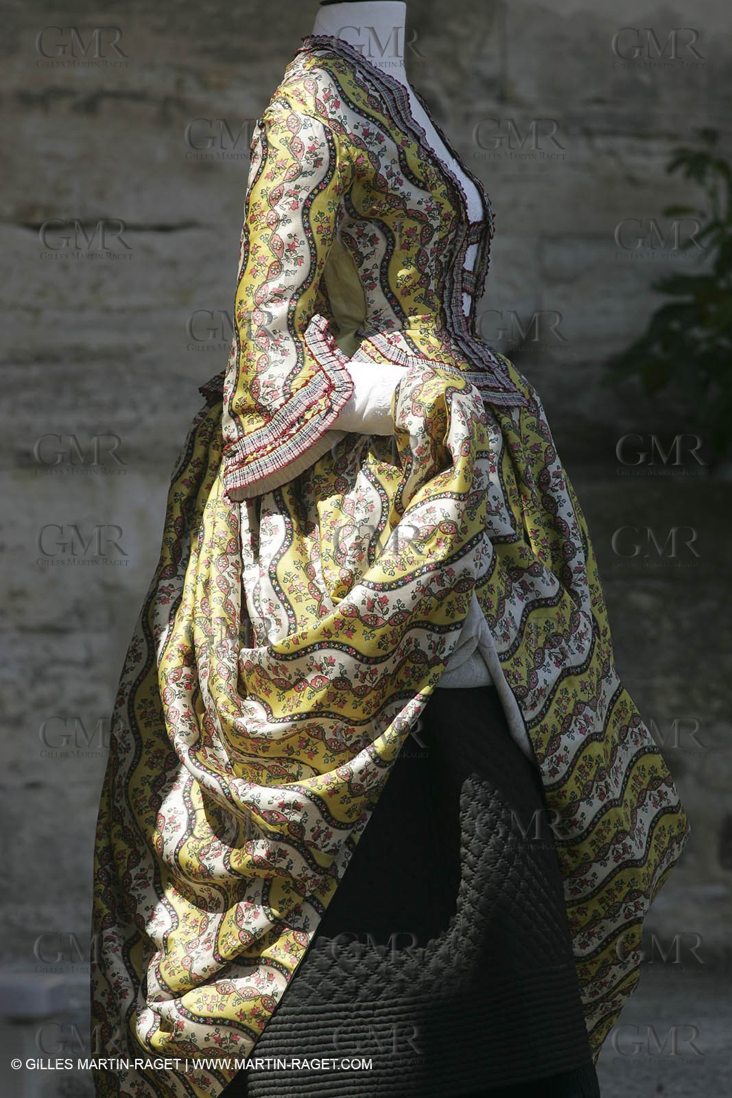 May 2004 - La Tour d'Aigues (FRA, 84) - Old costumes for women of the South exhibition