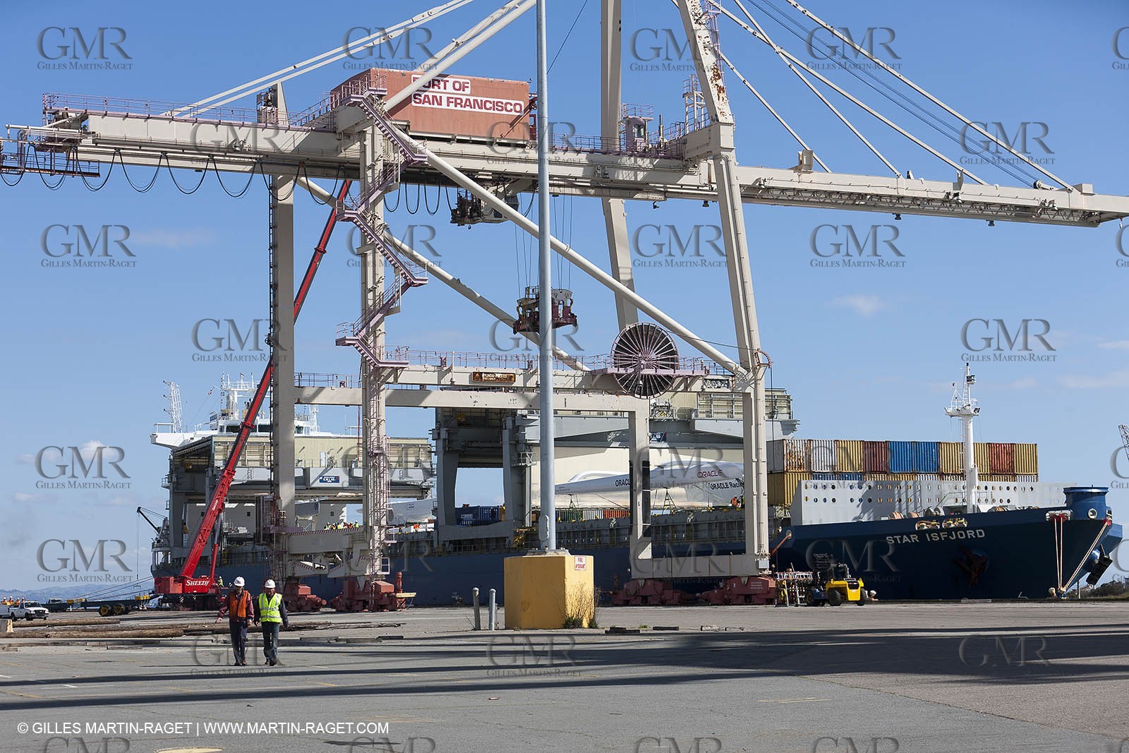 01 03 2011 - San Frnacisco (USA,CA) - Operations portuaires - détails de navires - déchargement de navire - containers