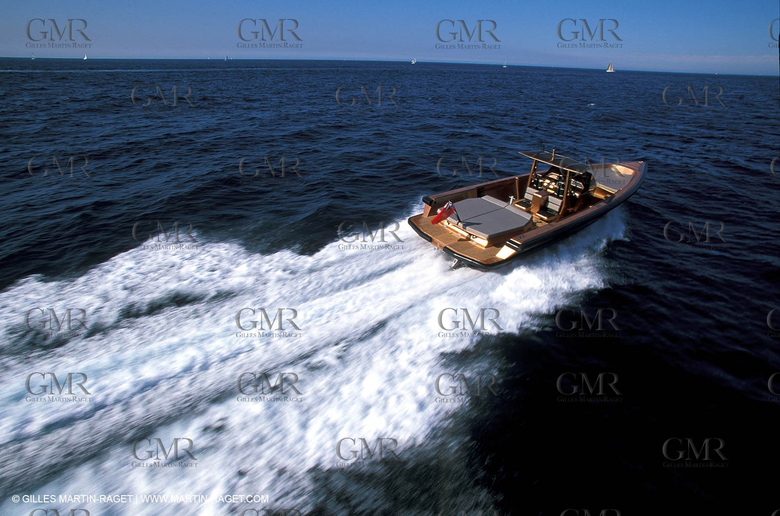 Bateau à Moteur en Route
