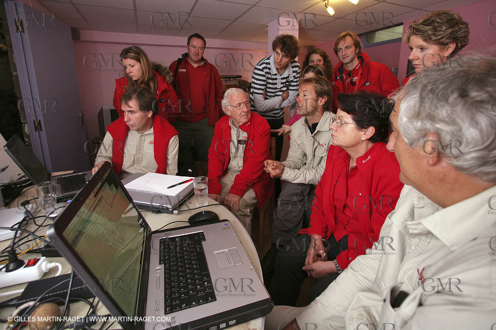 27 10 2006 - Saint Malo (FRA) - Route du Rhum 2006 - Thomas Coville (Sodeb'O) preparing the start with his sponsors and his team
