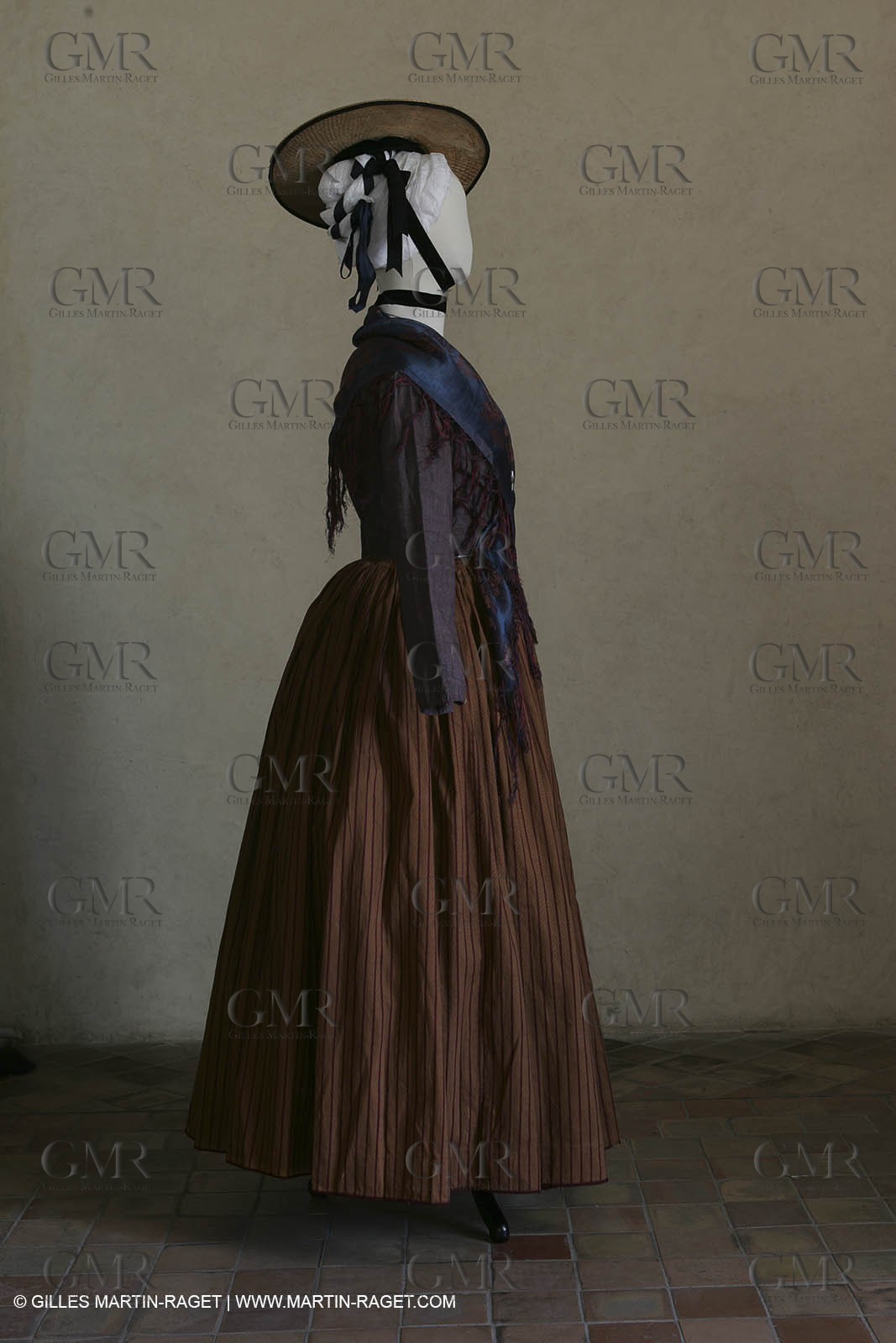 May 2004 - La Tour d'Aigues (FRA, 84) - Old costumes for women of the South exhibition