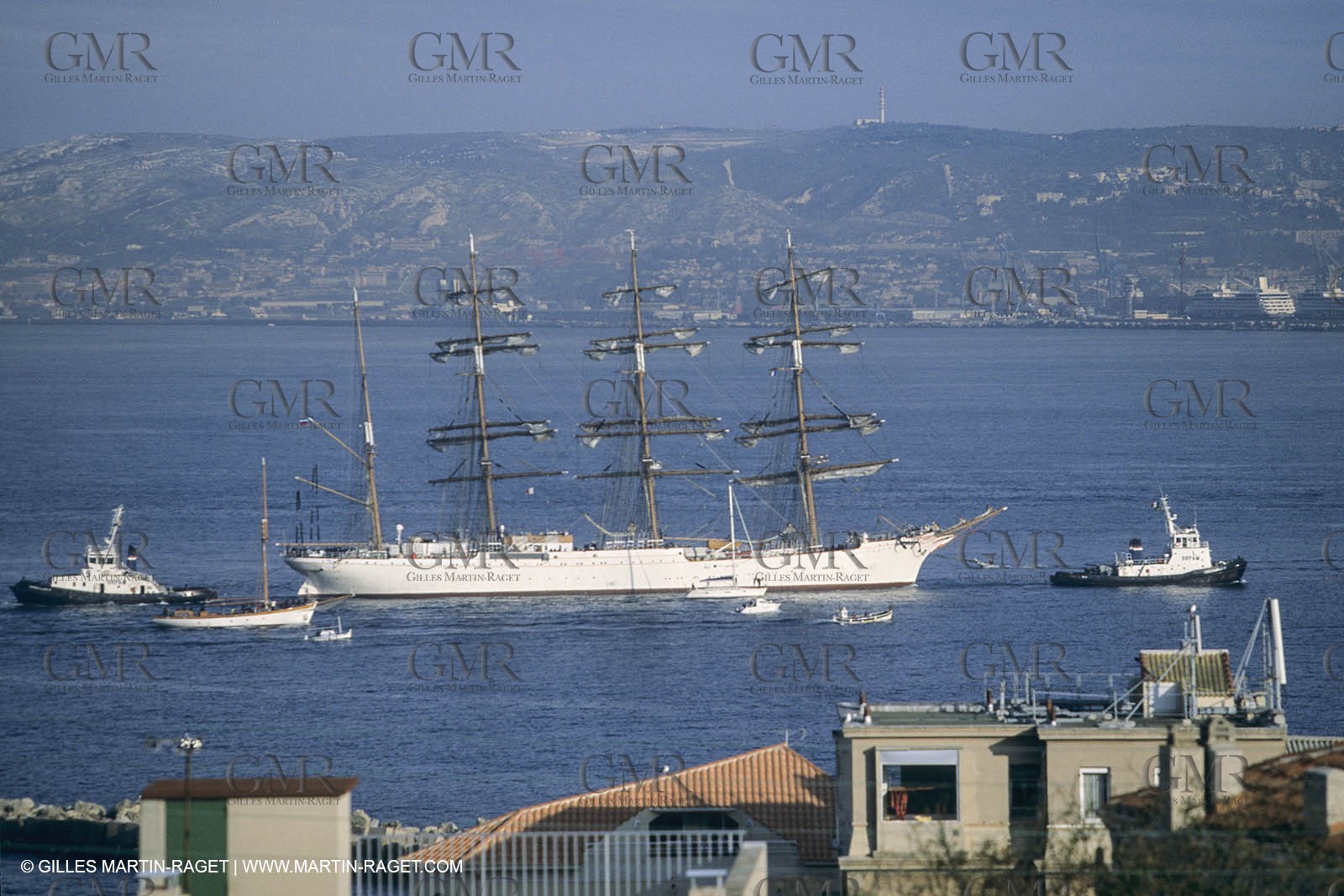 Monde maritime, opérations porturaires, ports, manoeuvres, marine world, harbour operations, maritime shipping,