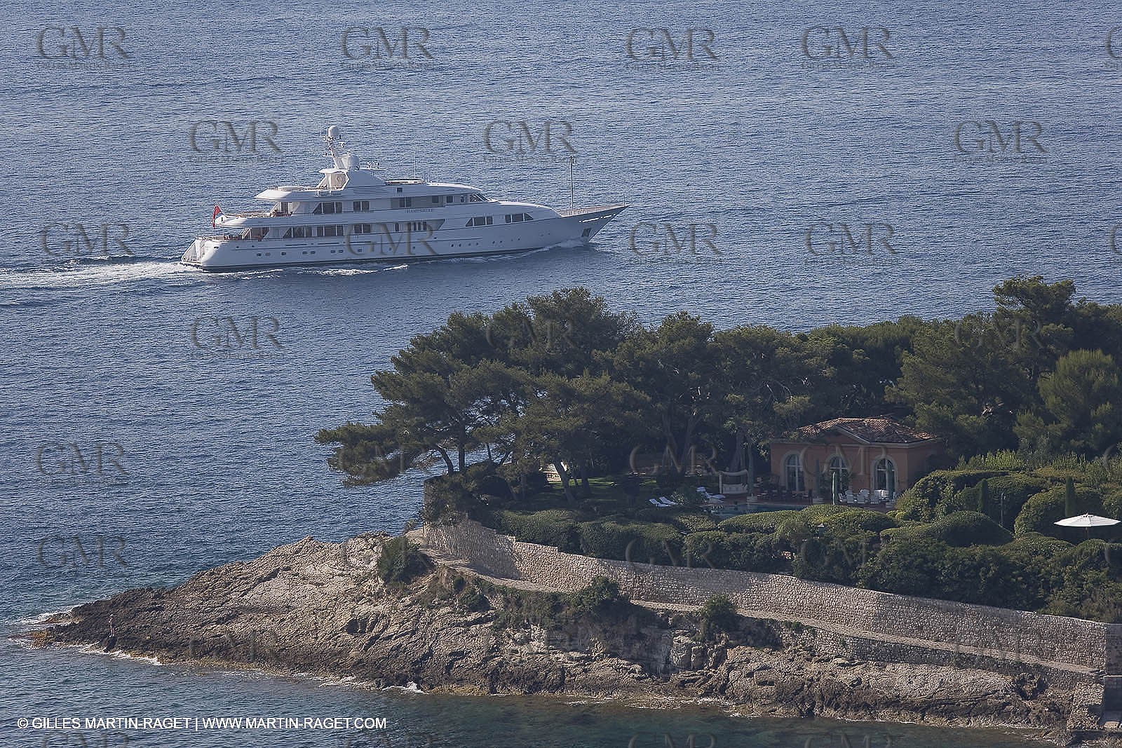 28 07 2007 - St Jean Cap Ferrat - SuperYachts - Motor Yachts - Hampshire