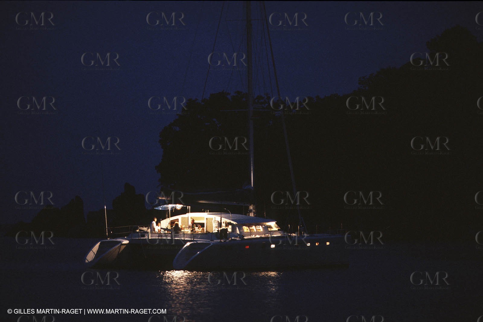 Multicoque au mouillage