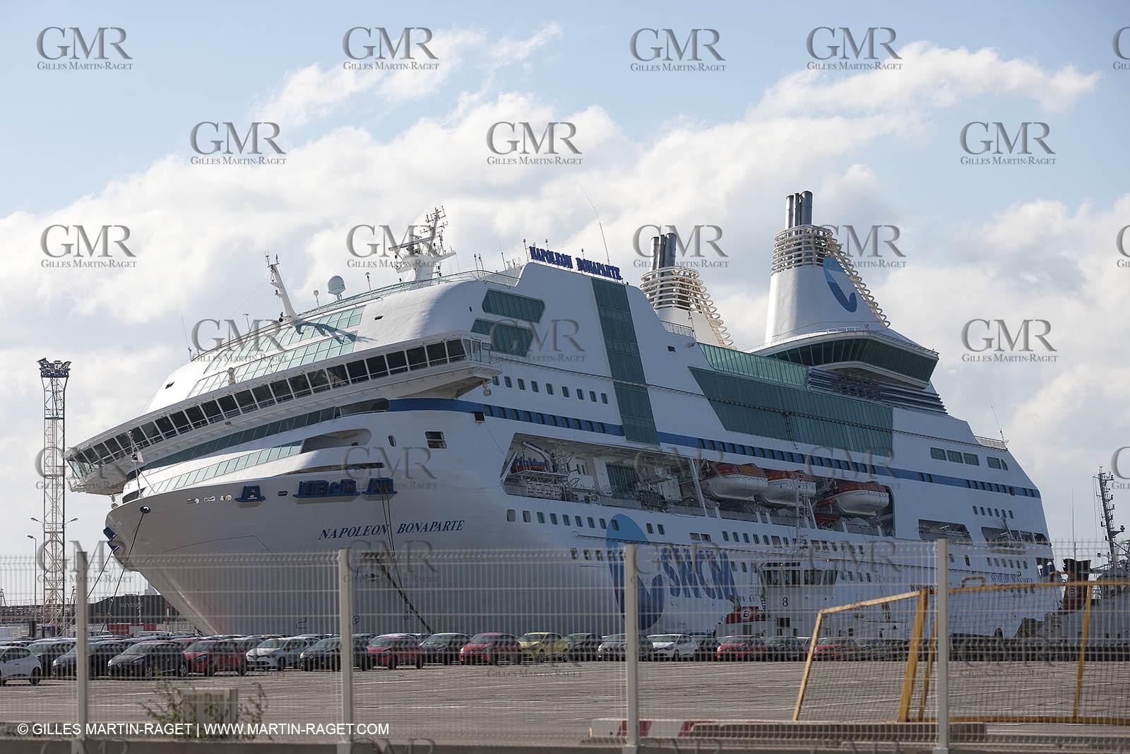 28 10 2012- Marseille (FRA,13) - Mistral force 11 - le ferry Napoleon Bonaparte endommagé après avoir rompu ses ammares et été drossé contre un quai qui a ouvert une brèche dans la coque et noyé deux compatiments étanches