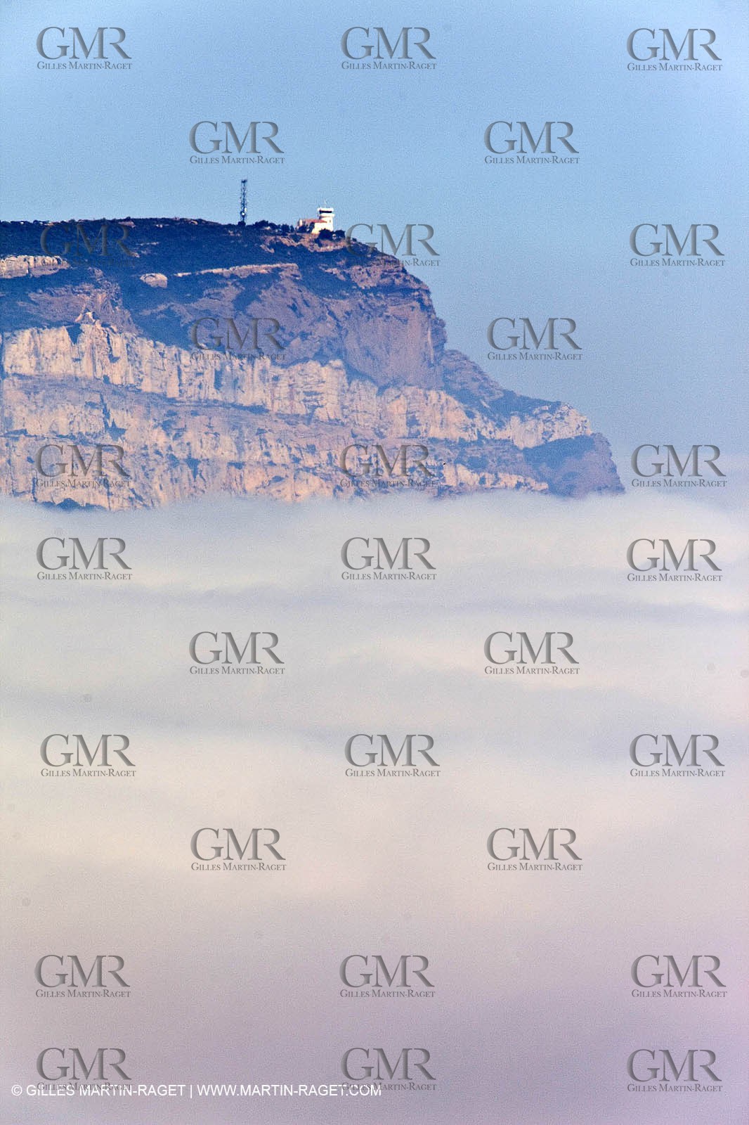 06 08 09 - Marseille - La neble - Brouillard sur les calanques et îles de Marseille