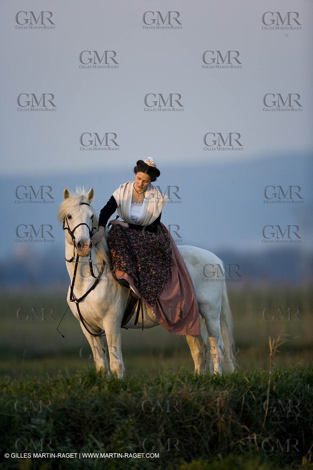 23 02 2007 - Arles - Nathalie Chay, Reine d'Arles, monte en amazone