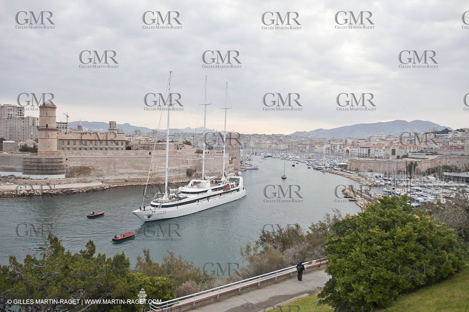 23 10 2010 - Marseille (FRA,13) - Le Ponant - Arrival in Marseille and entrance in the historical port