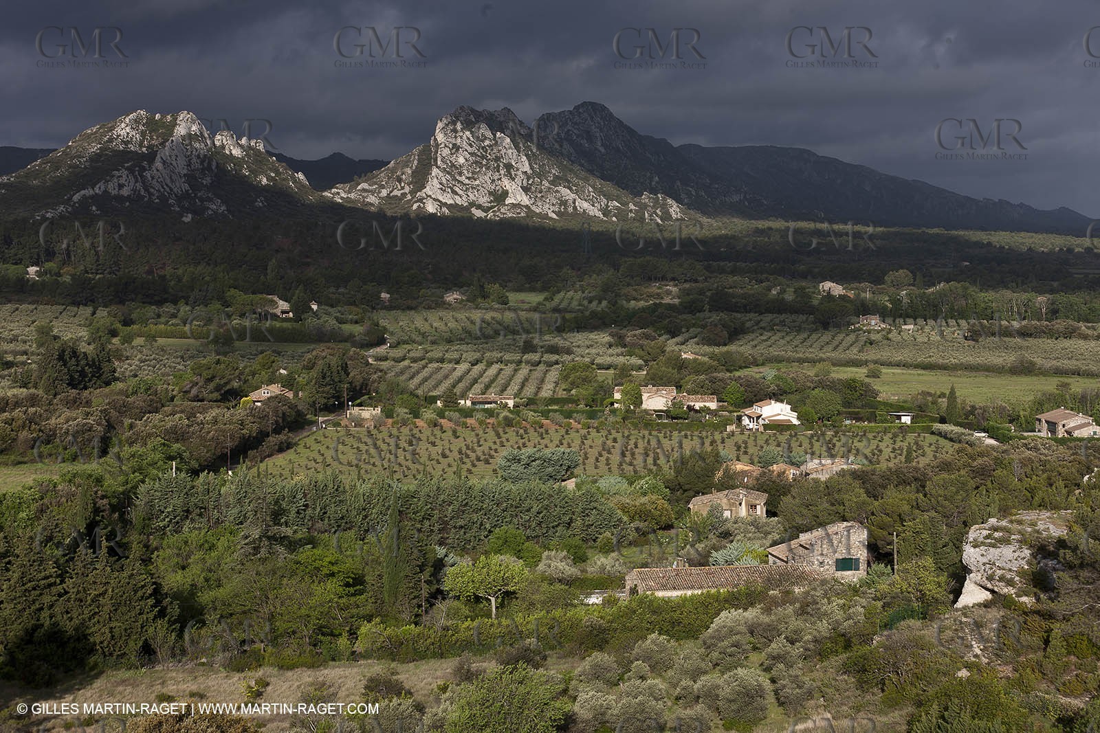 29 04 2012 - Eygalières (FRA, 13) - Chaîne des Alpilles vers Eygalières
