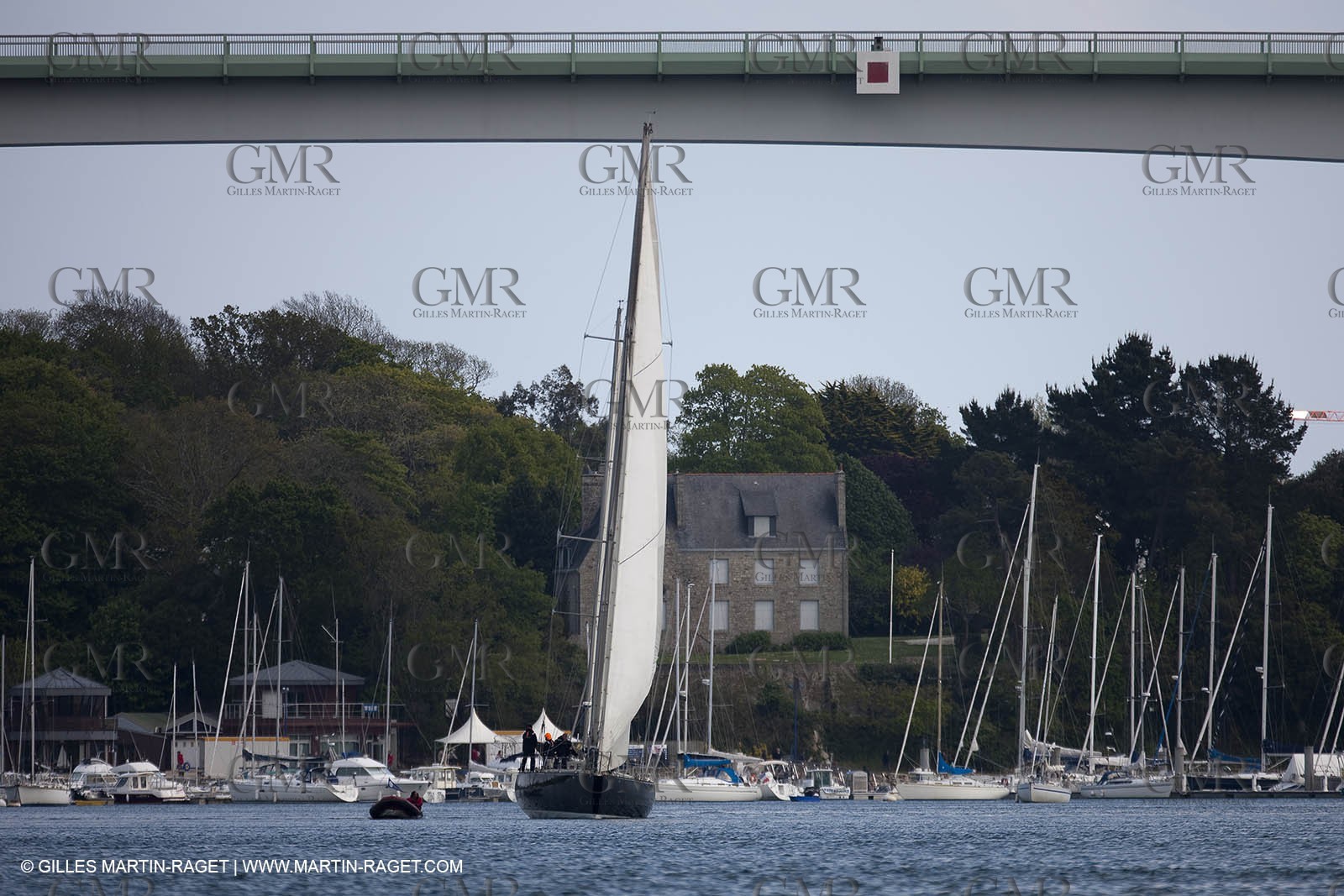 19 05 2010- Benodet- (FRA,56)  -  Pen Duick VI dans l'Odet