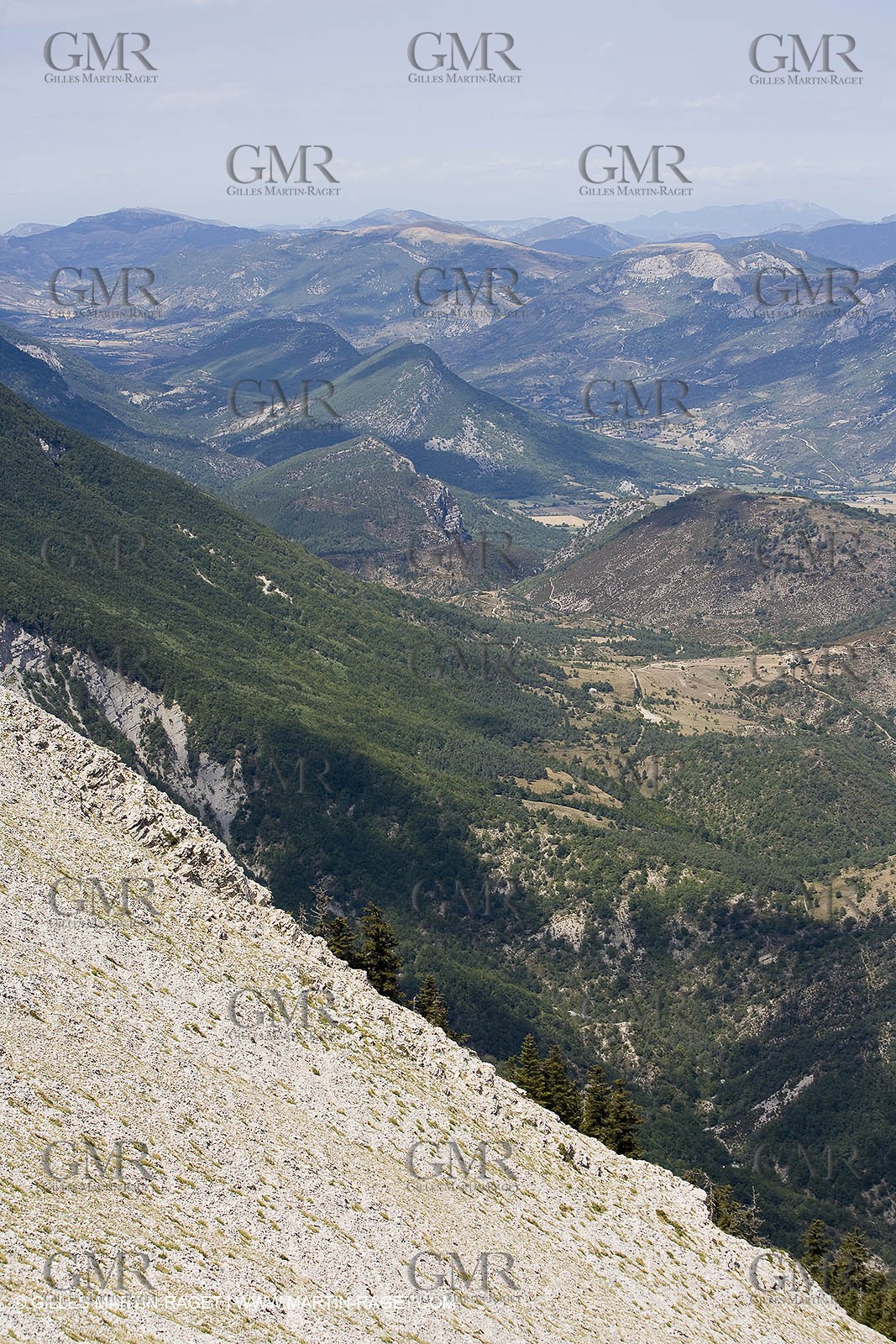 19 08 07 - Higher Provence, landscapes as seen from top of Mount Lure (FRA, 04)