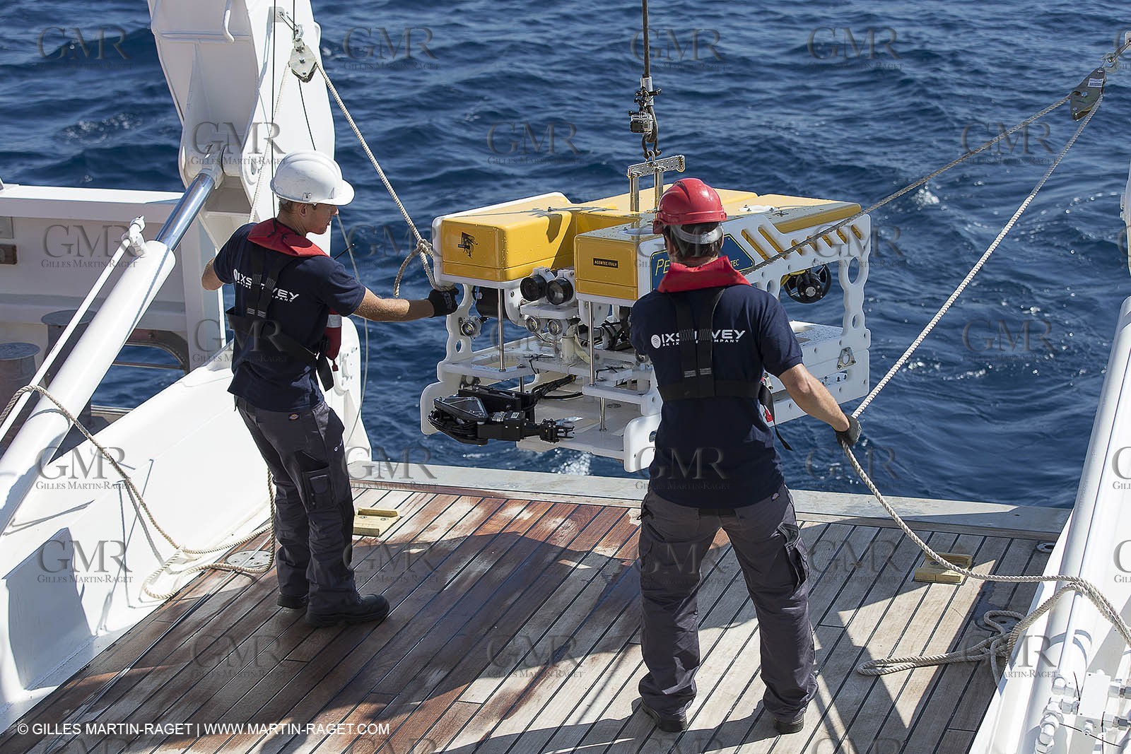 11 09 2014 - la Ciotat (FRA,13) - A bord Al Azzizi, navire de recherche océanographique construit par le chantier H2X, manipulation de matériel de mesure