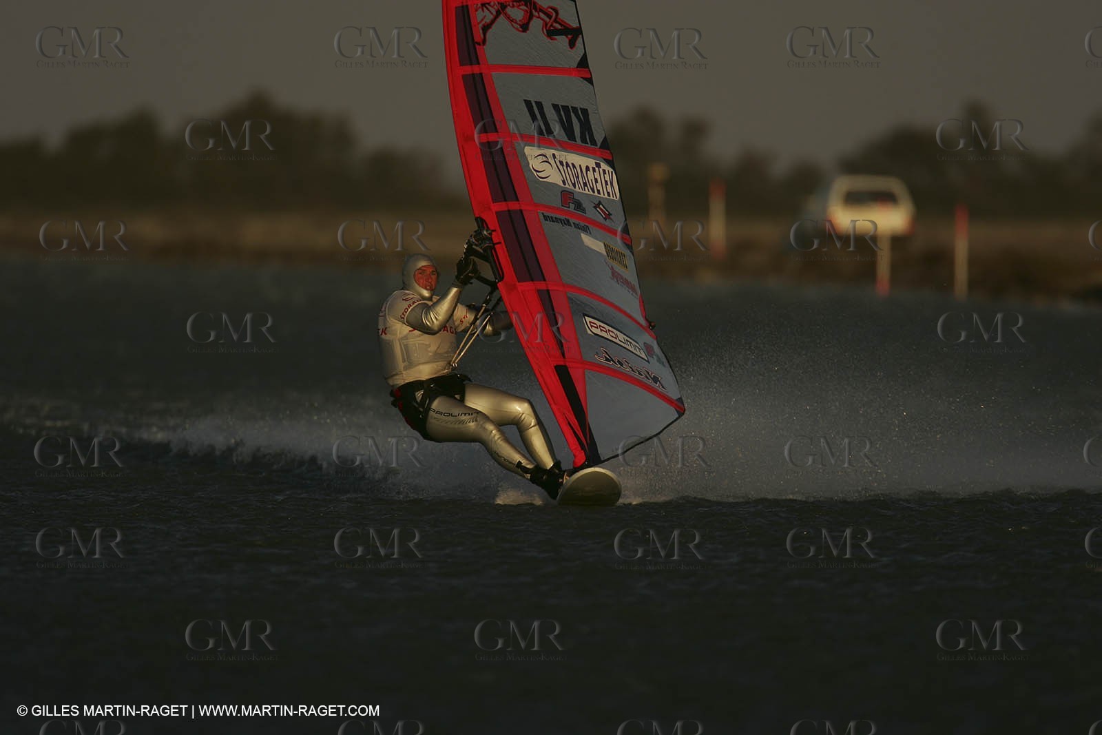 13 11 2004 - Les Saintes Maries de la mer (France) - Irish sailboarder Finian Maynard beat the overall sailing speed record with a run at 46,82 knts.