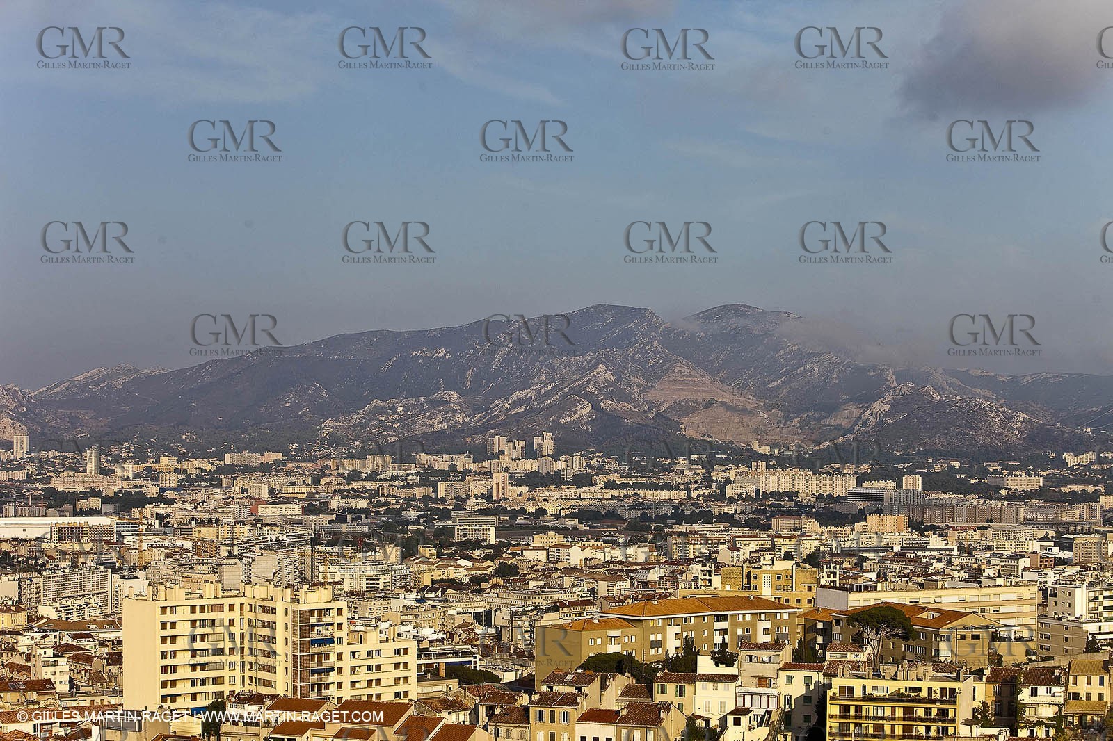 06 08 09 - Marseille - La neble - Brouillard sur les calanques et îles de Marseille