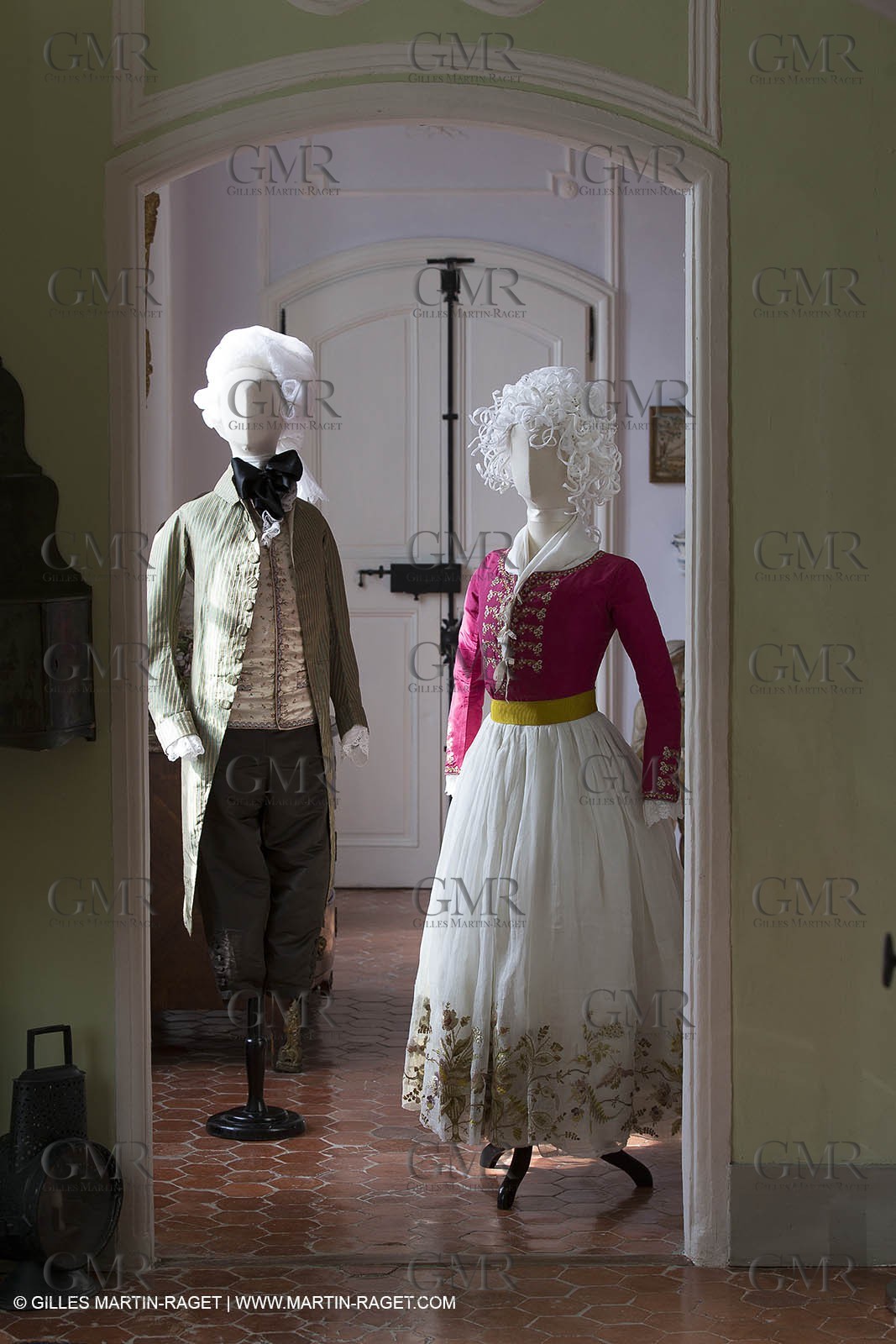 31 10 2013 - Ansouis (FRA,84) - Ansouis castle - Costumes of the exhibit Men costumes