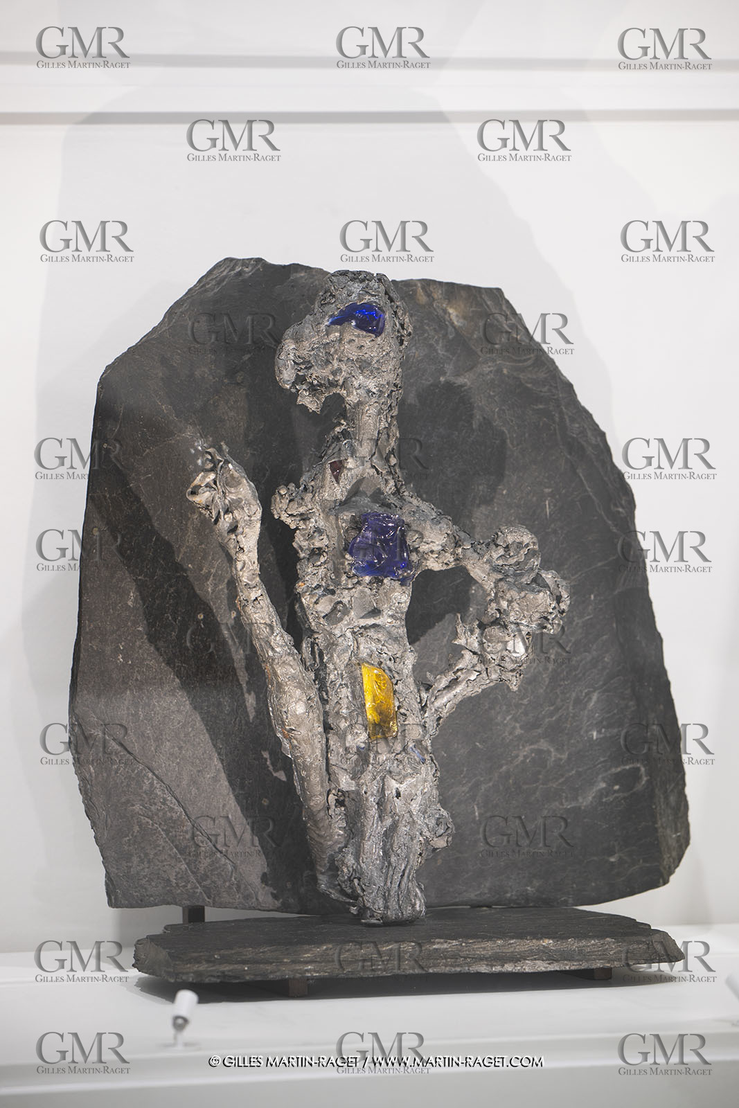 30 10 2023, Montpellier (FRA), oeuvre de Germaine Richier, Exposition Centre Pompidou - Musée Fabre 2023, Plomb avec verres de couleur n° 63 1953-1959, Plomb et verre coloré monté sur ardoise, Pièce unique, 60 x 54 x 30 cm, Galerie de la Béraudière, Bruxelles