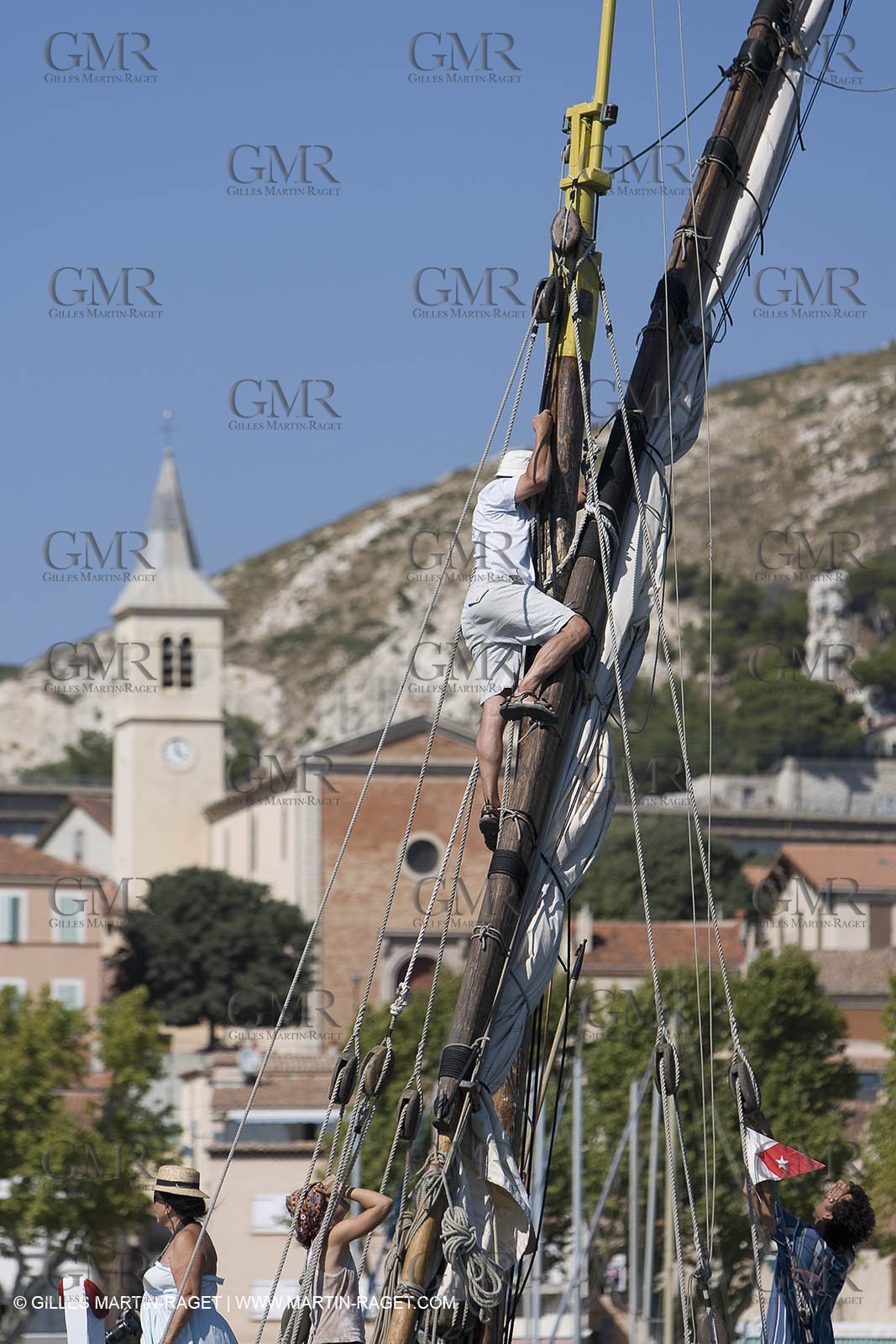 1 09 2007 - Marseille (FRA, 13) - Latin rigs in l'Estaque (Marseille north bay village)