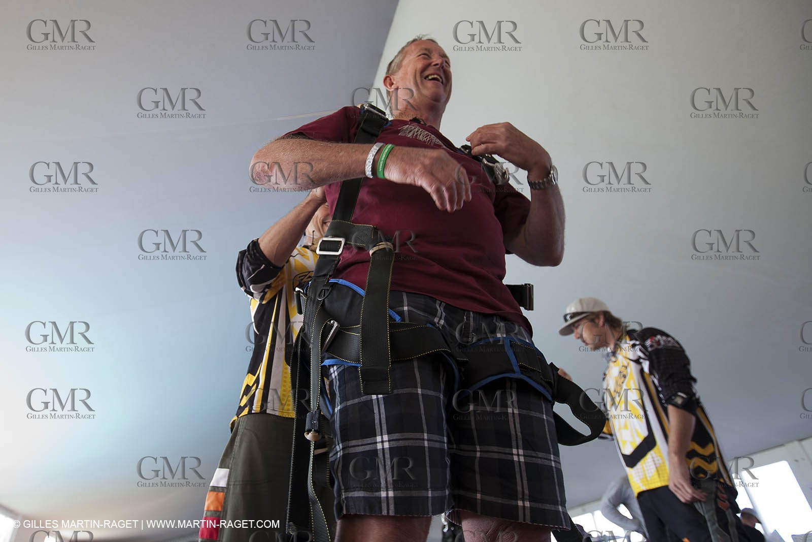 21 11 2010 - Dubai (UAE) - Dubai Louis Vuitton Trophy -  - Day off - James Spithill and Peter Lester go paragliding