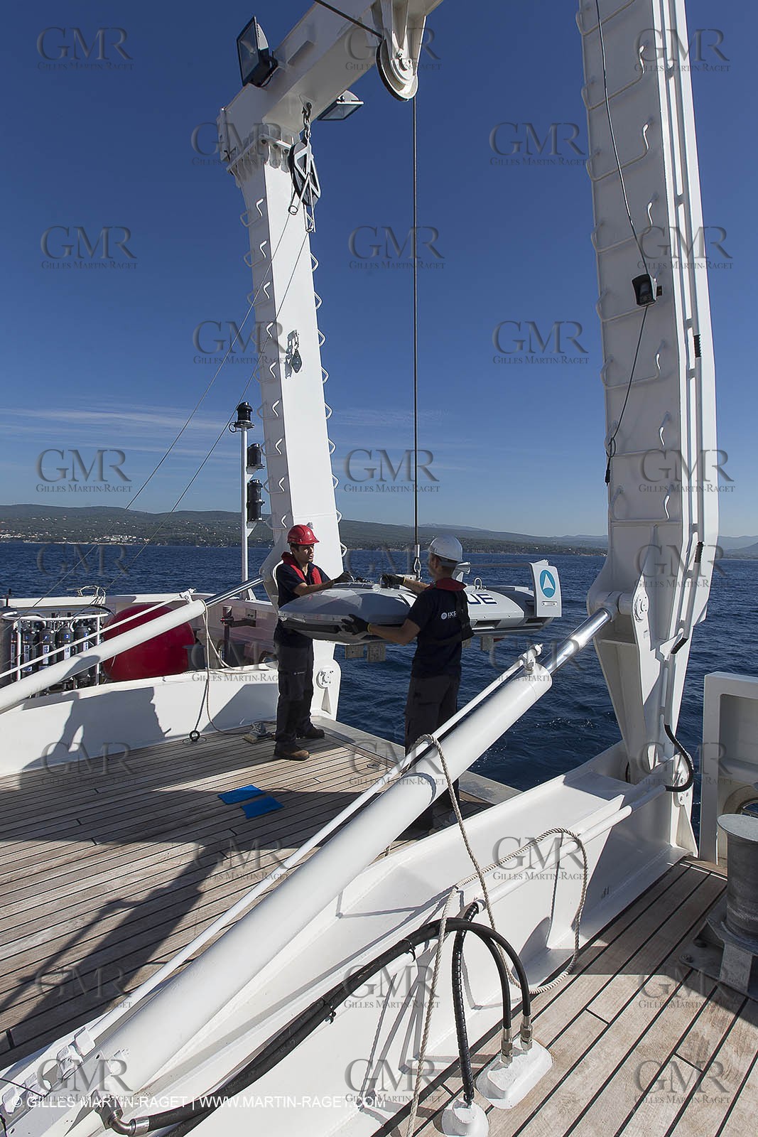 11 09 2014 - la Ciotat (FRA,13) - A bord Al Azzizi, navire de recherche océanographique construit par le chantier H2X, manipulation de matériel de mesure
