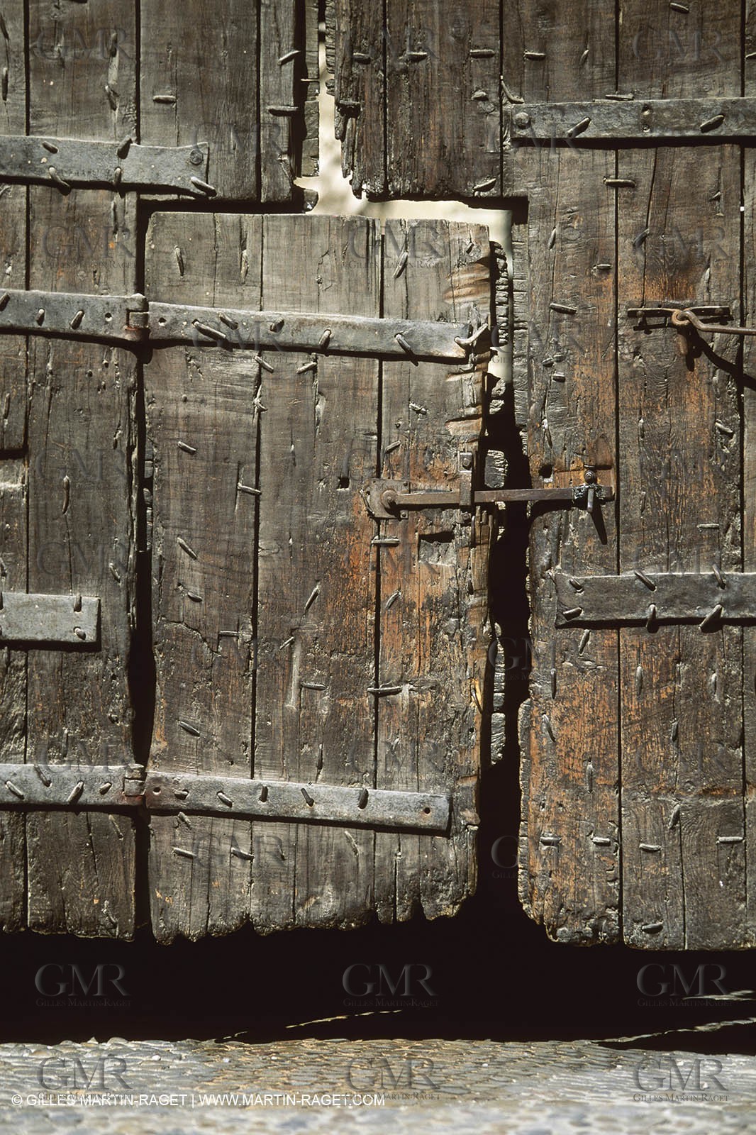 Landscapes and villages of Luberon national Park (FRA,04)