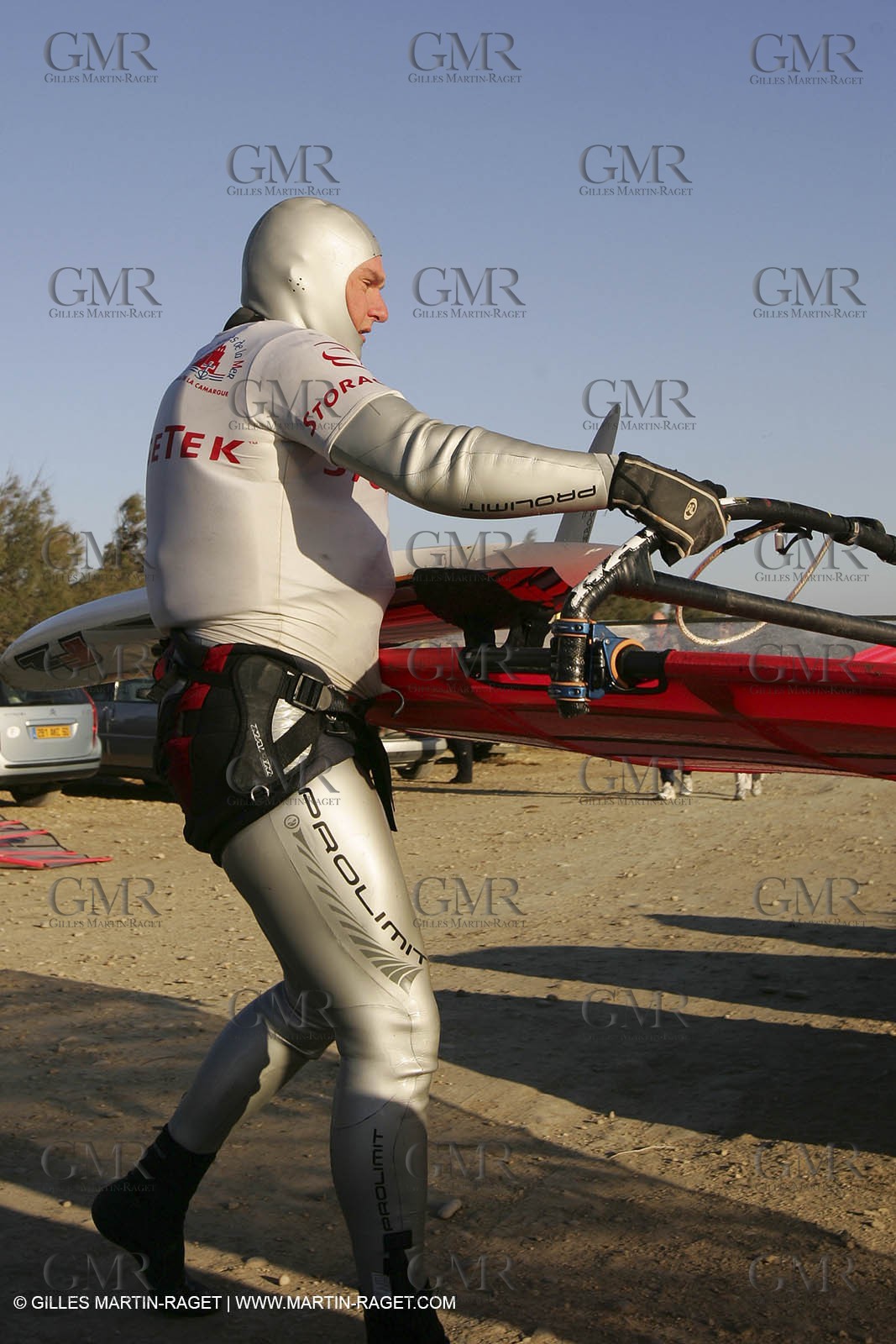 13 11 2004 - Les Saintes Maries de la mer (France) - Irish sailboarder Finian Maynard beat the overall sailing speed record with a run at 46,82 knts.