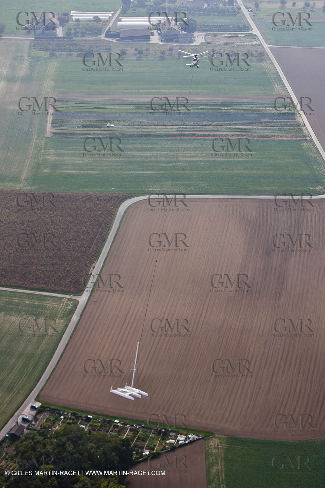 08 10 10 - St Sulpice (SUI) - Hydroptere.ch touches water