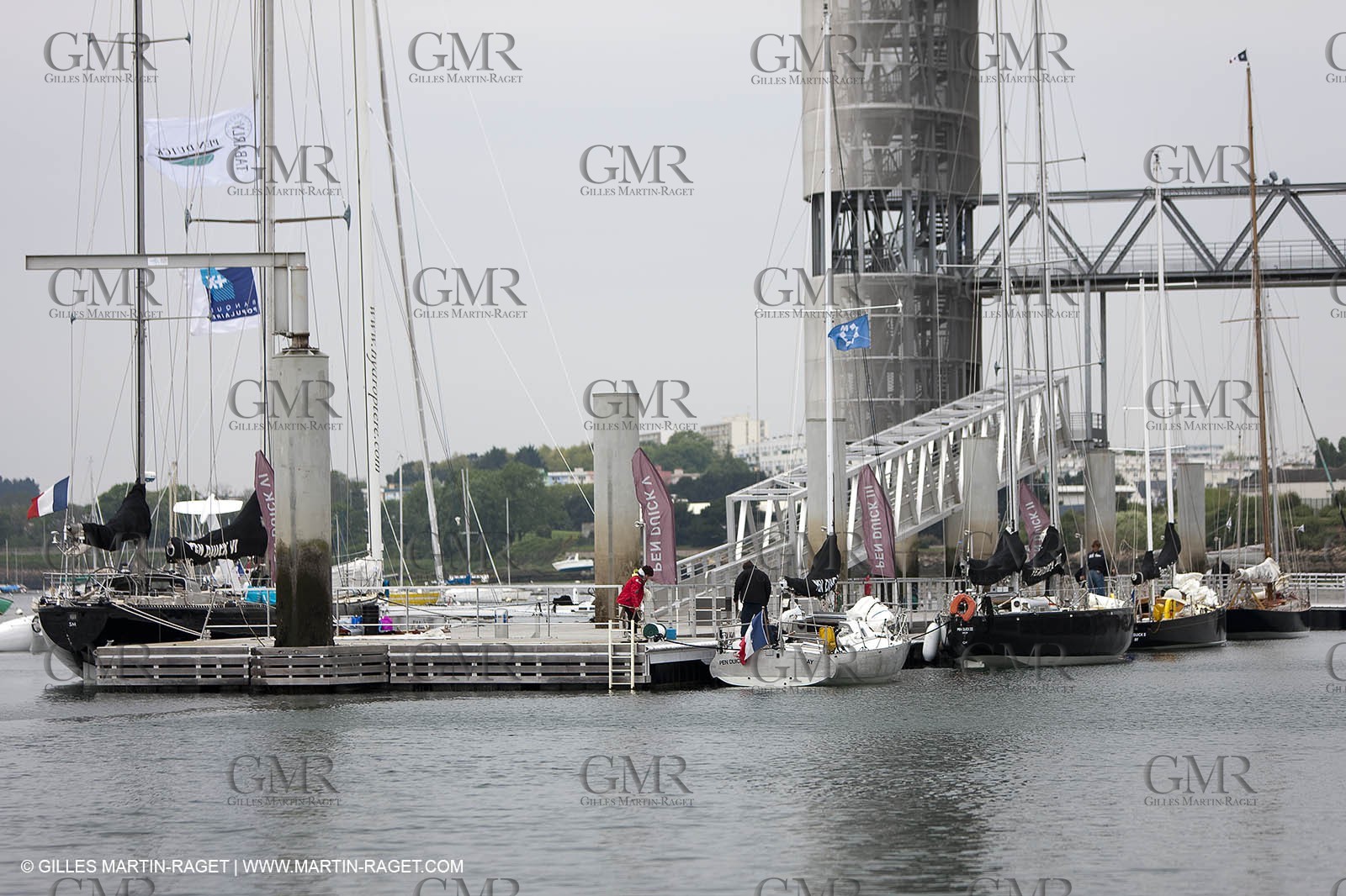 19 05 2010- Lorient- (FRA,56)  - les cinq Pen Duick et l'Hydroptère devant la Cité de la Voile Eric Tabarly