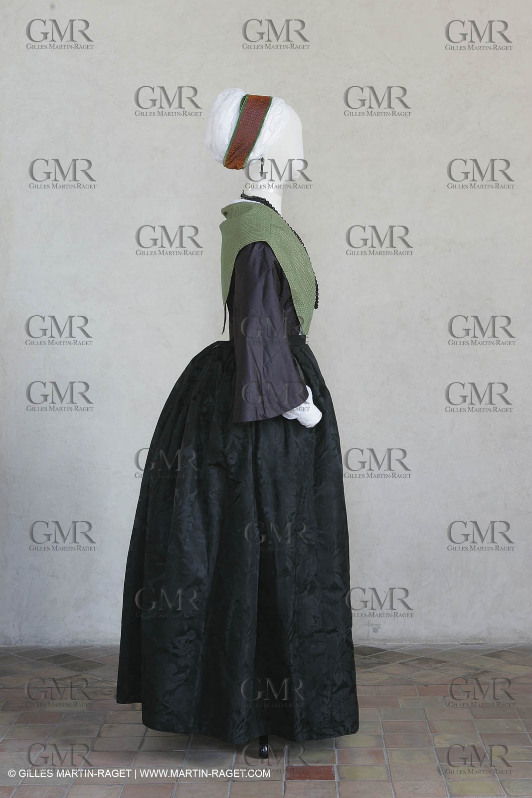 May 2004 - La Tour d'Aigues (FRA, 84) - Old costumes for women of the South exhibition