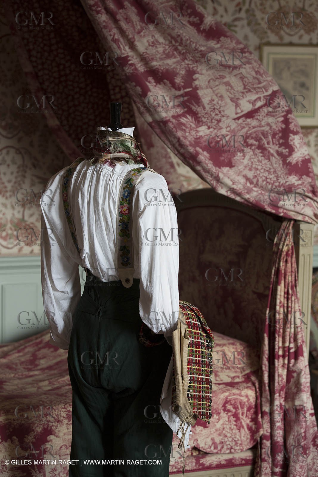 31 10 2013 - Ansouis (FRA,84) - Ansouis castle - Costumes of the exhibit Men costumes