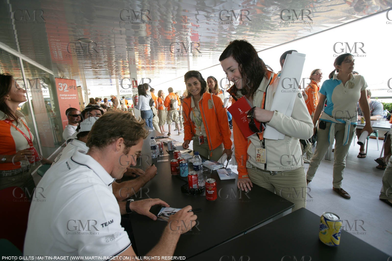 19 04 2007-Valencia (Spain)- 32nd America's Cup - Louis Vuitton Cup - RR1 - DAY 4 - BMW ORACLE Racing- Poster signature at the volunteer camp