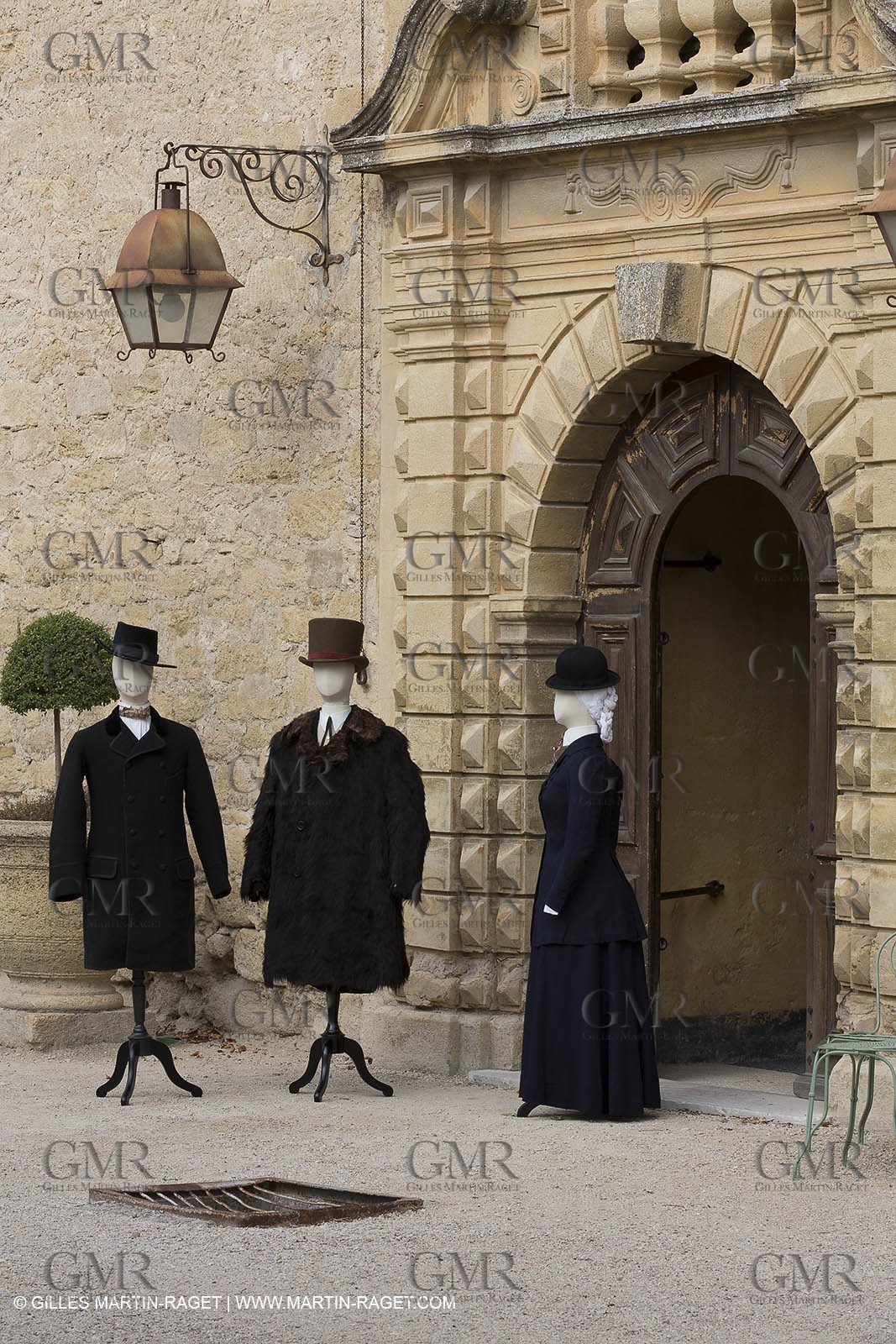 31 10 2013 - Ansouis (FRA,84) - Chateau d'Ansouis - Costumes de l'exposition Habits d'hommes