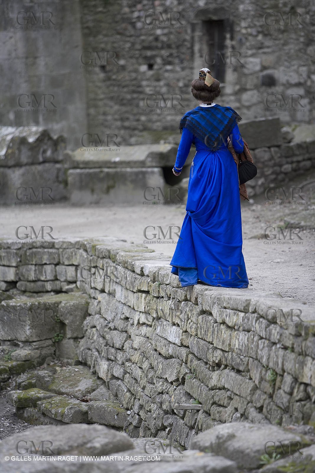 04 03 2007 - Arles - Queen of Arles and her assistants at Les Alyscamps monument